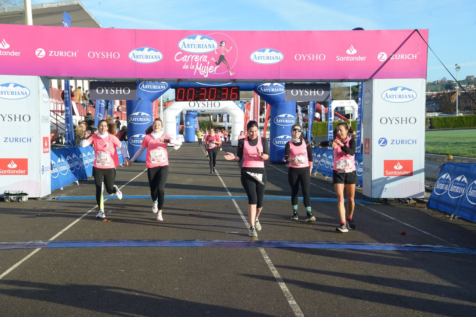 Las mejores fotos de la Carrera de la Mujer Central Lechera Asturiana Gijón 2021 (LLEGADAS A META / GALERÍA 2)