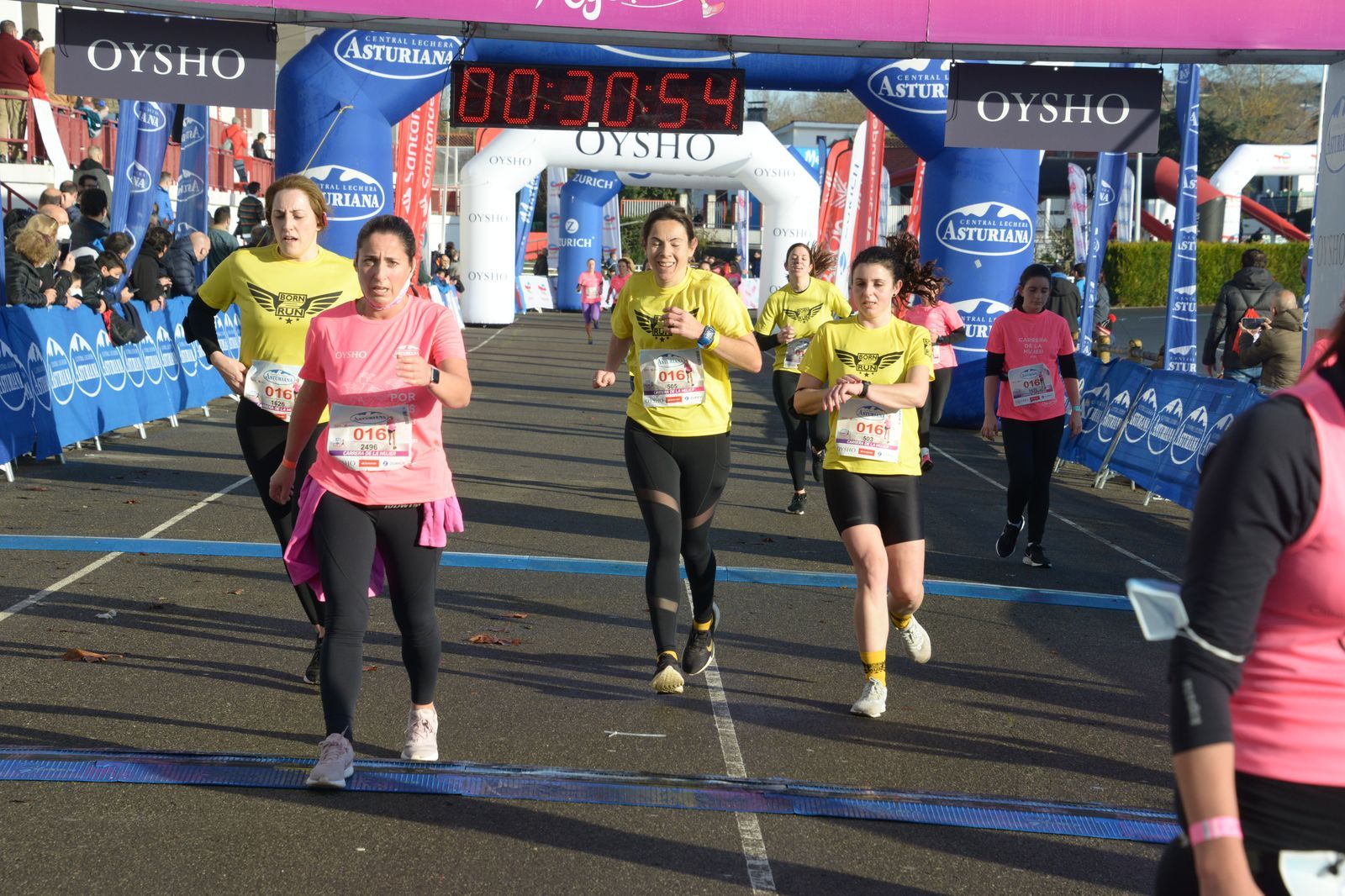 Las mejores fotos de la Carrera de la Mujer Central Lechera Asturiana Gijón 2021 (LLEGADAS A META / GALERÍA 2)