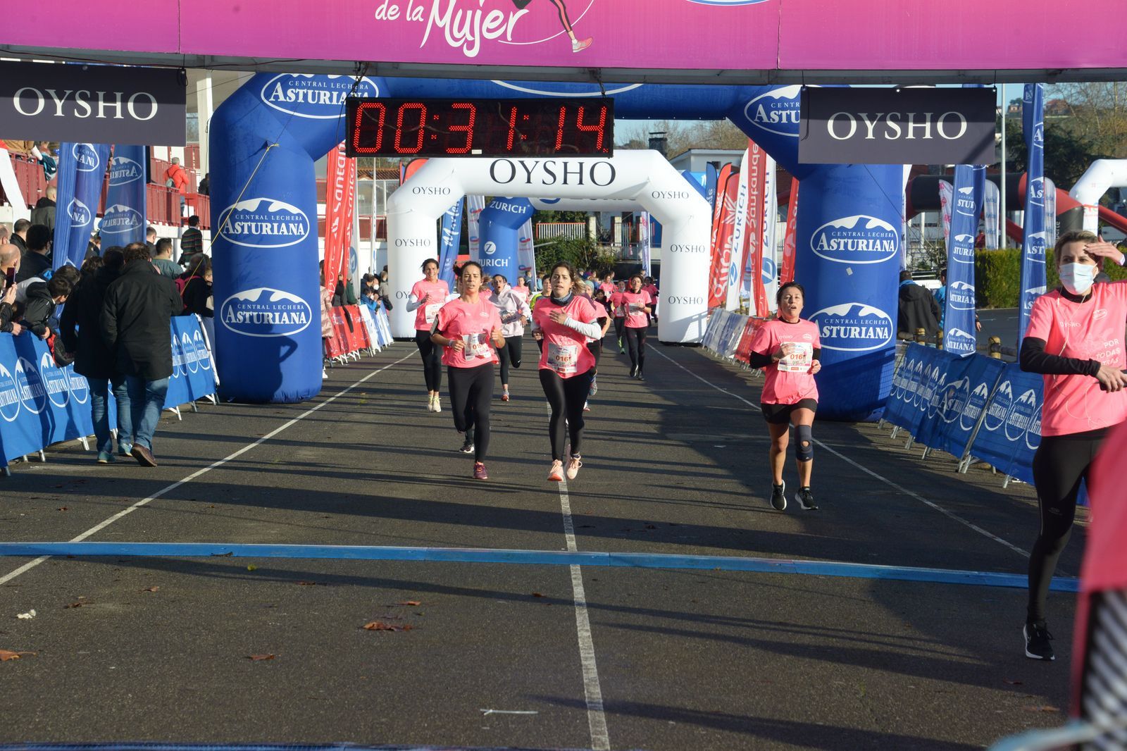 Las mejores fotos de la Carrera de la Mujer Central Lechera Asturiana Gijón 2021 (LLEGADAS A META / GALERÍA 2)
