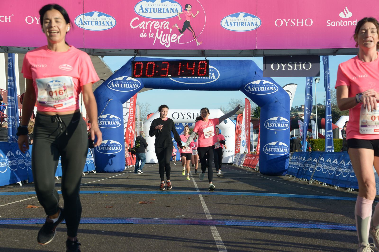 Las mejores fotos de la Carrera de la Mujer Central Lechera Asturiana Gijón 2021 (LLEGADAS A META / GALERÍA 2)
