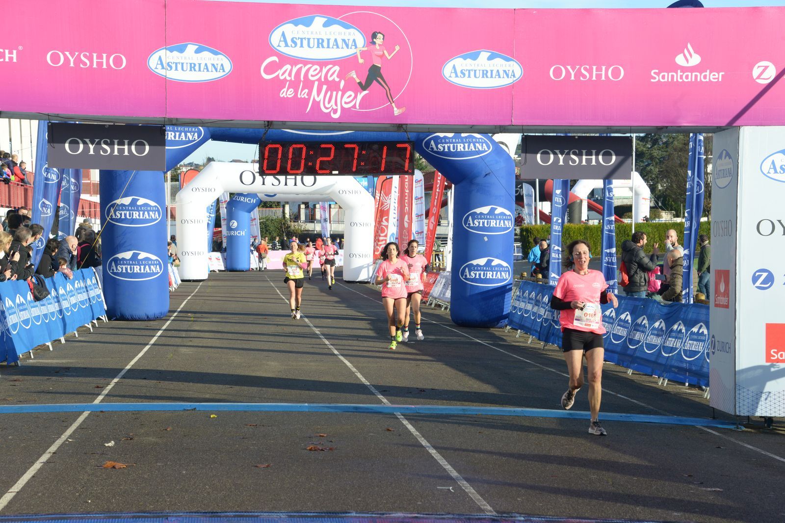 Las mejores fotos de la Carrera de la Mujer Central Lechera Asturiana Gijón 2021 (LLEGADAS A META / GALERÍA 2)