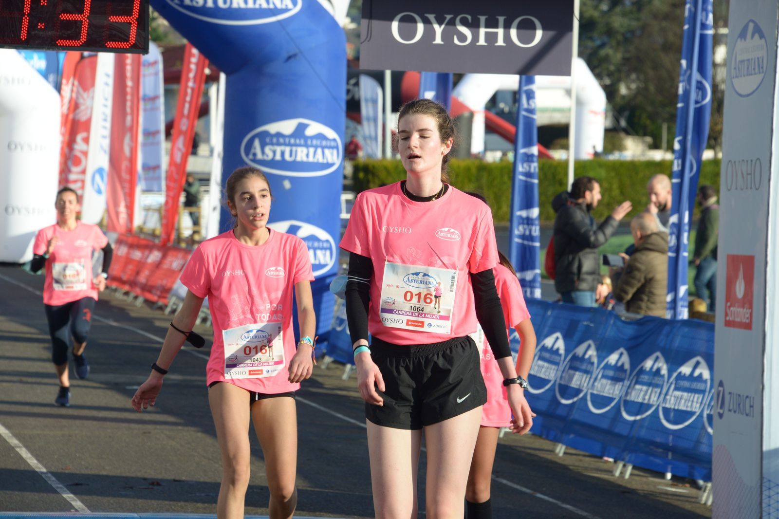 Las mejores fotos de la Carrera de la Mujer Central Lechera Asturiana Gijón 2021 (LLEGADAS A META / GALERÍA 2)