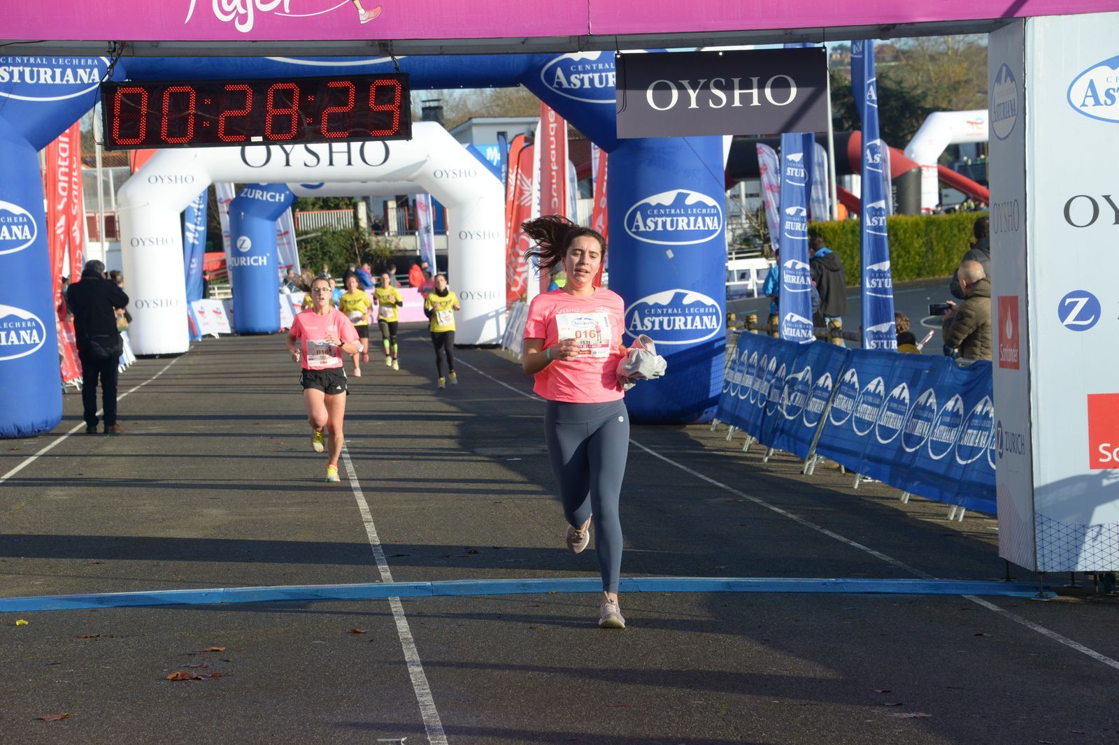 Las mejores fotos de la Carrera de la Mujer Central Lechera Asturiana Gijón 2021 (LLEGADAS A META / GALERÍA 2)