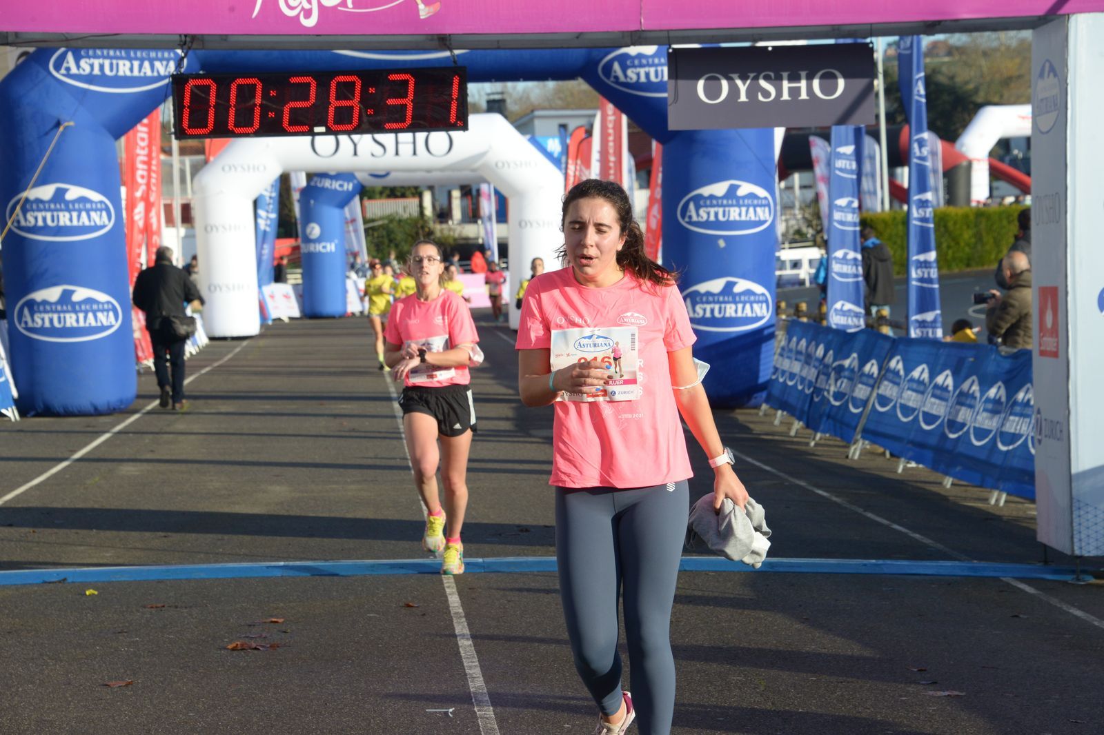 Las mejores fotos de la Carrera de la Mujer Central Lechera Asturiana Gijón 2021 (LLEGADAS A META / GALERÍA 2)