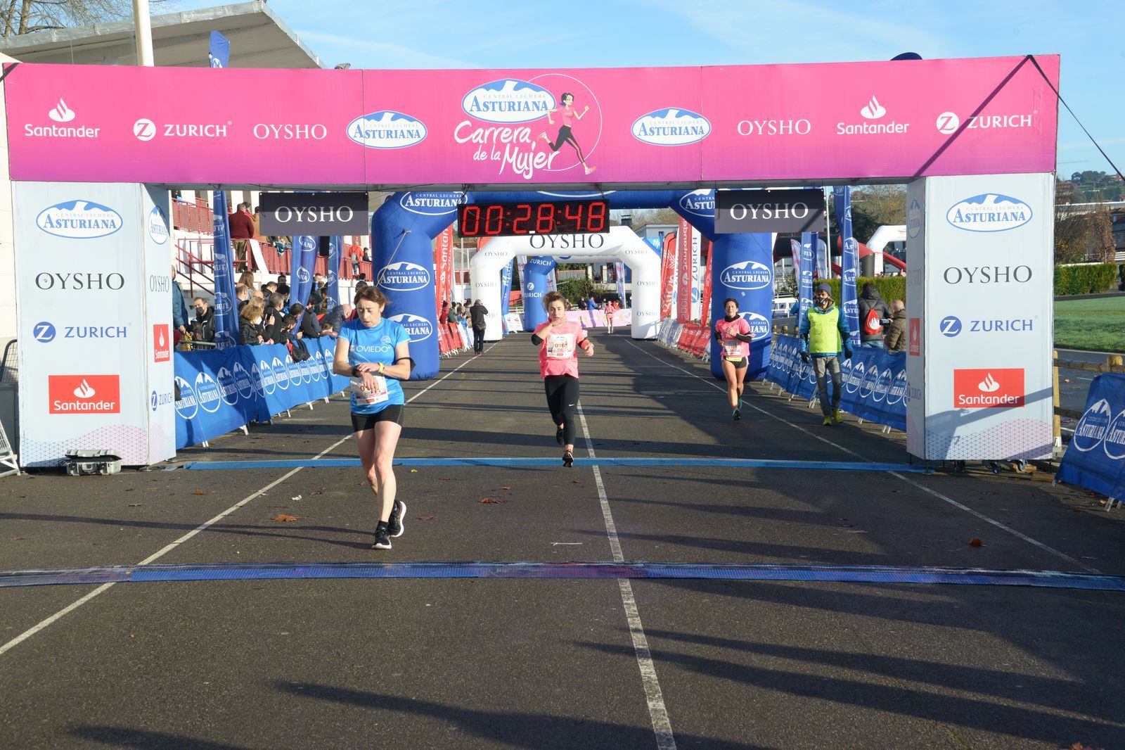 Las mejores fotos de la Carrera de la Mujer Central Lechera Asturiana Gijón 2021 (LLEGADAS A META / GALERÍA 2)