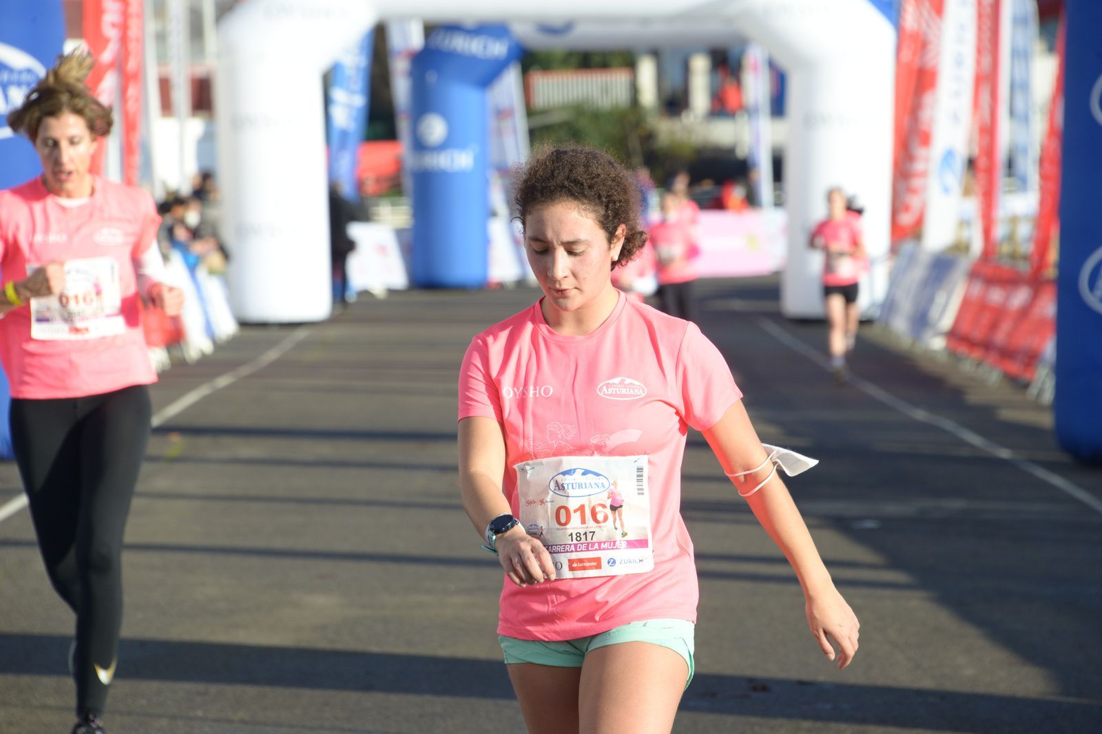 Las mejores fotos de la Carrera de la Mujer Central Lechera Asturiana Gijón 2021 (LLEGADAS A META / GALERÍA 2)