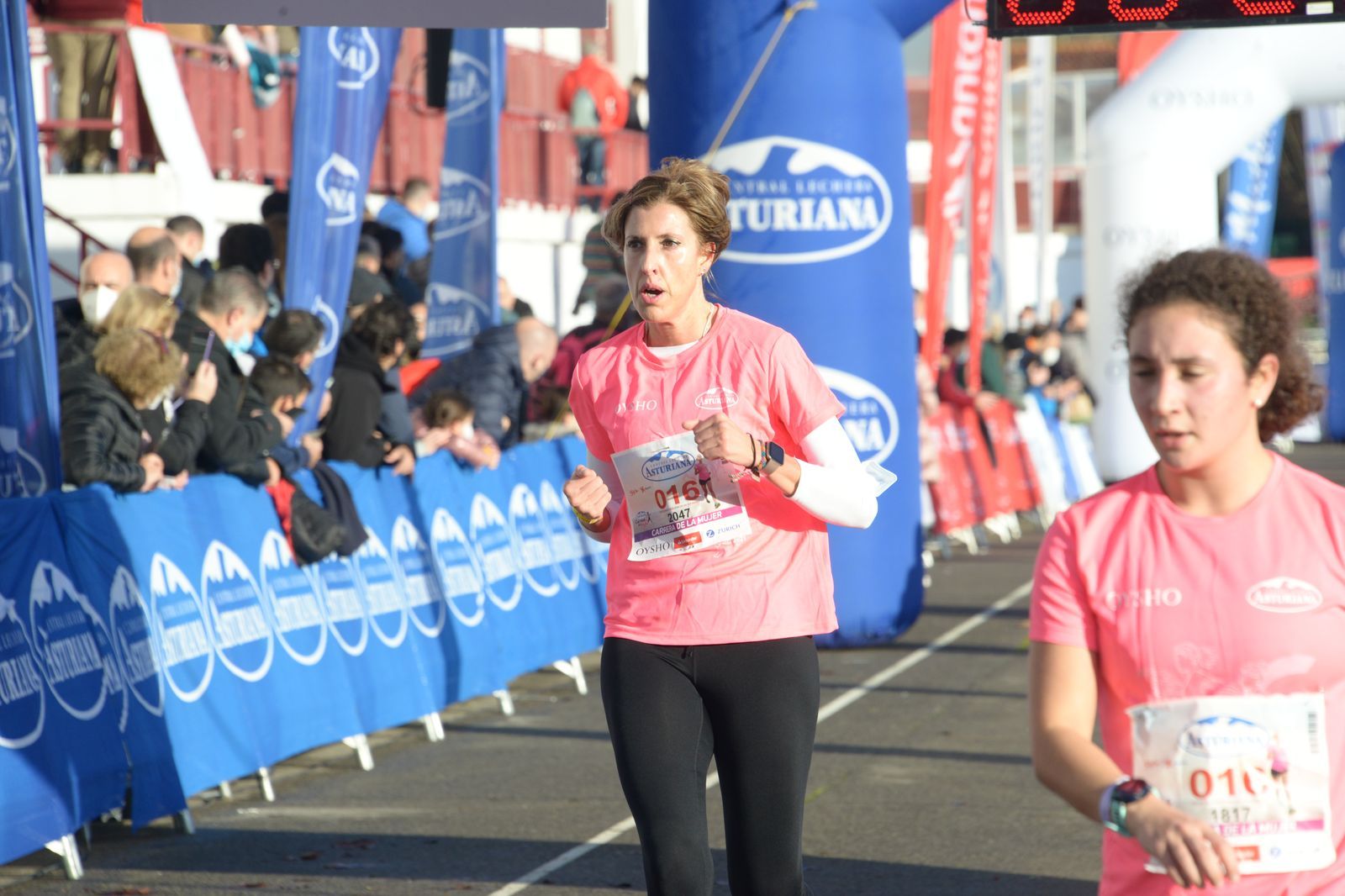 Las mejores fotos de la Carrera de la Mujer Central Lechera Asturiana Gijón 2021 (LLEGADAS A META / GALERÍA 2)