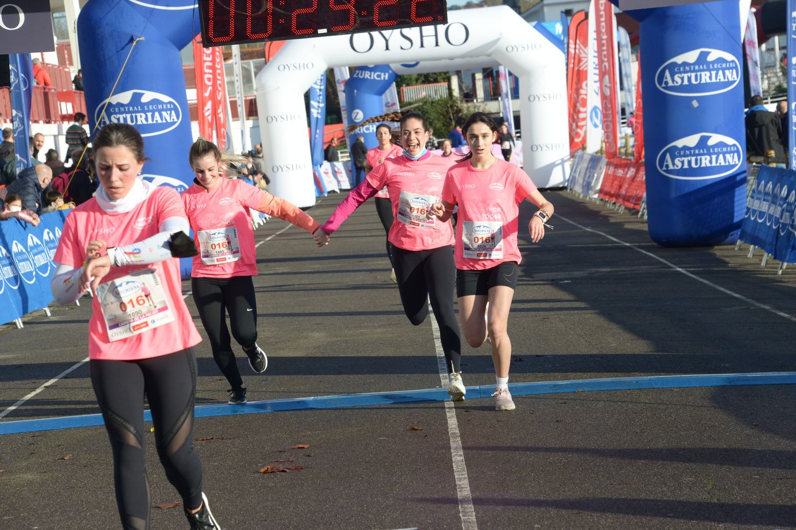 Las mejores fotos de la Carrera de la Mujer Central Lechera Asturiana Gijón 2021 (LLEGADAS A META / GALERÍA 2)