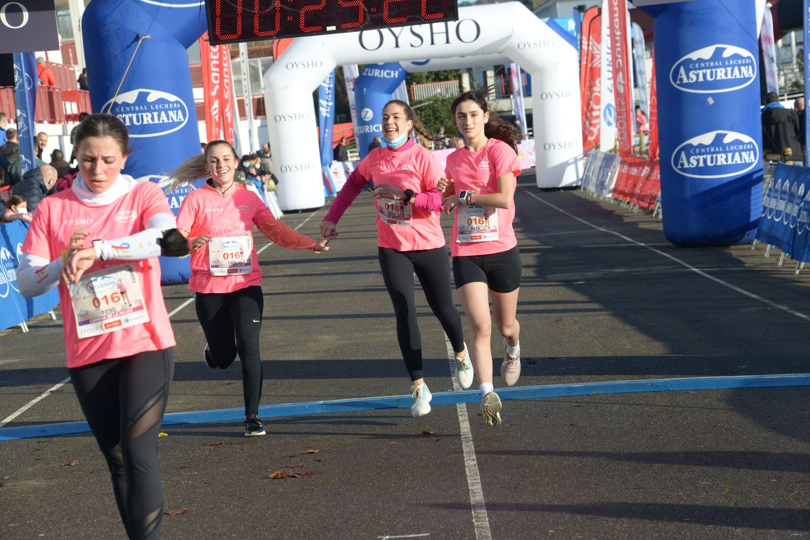 Las mejores fotos de la Carrera de la Mujer Central Lechera Asturiana Gijón 2021 (LLEGADAS A META / GALERÍA 2)