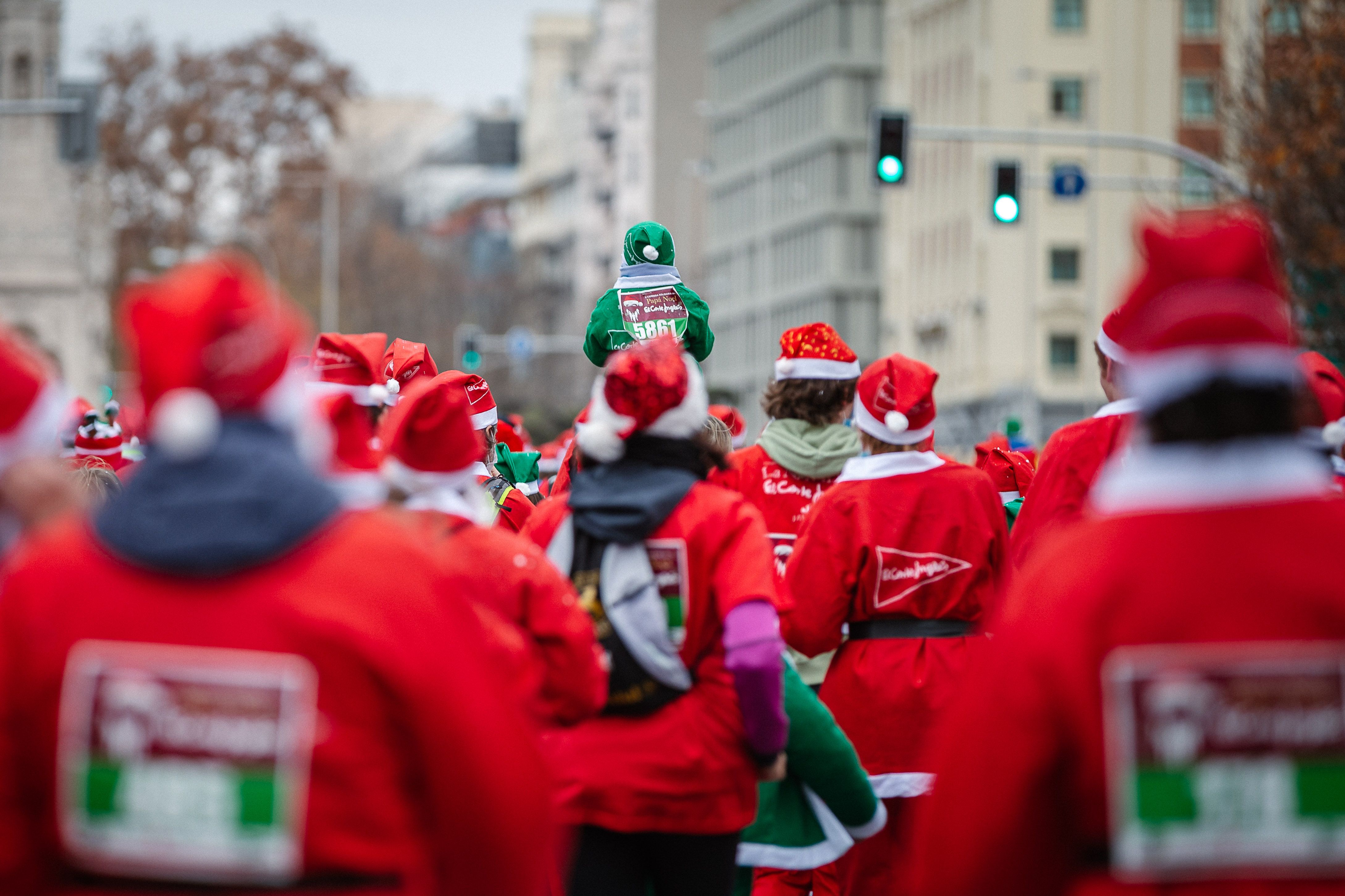 Una imagen de la Carrera de Papá Noel El Corte Inglés 2021. LATE MI LENTE.
