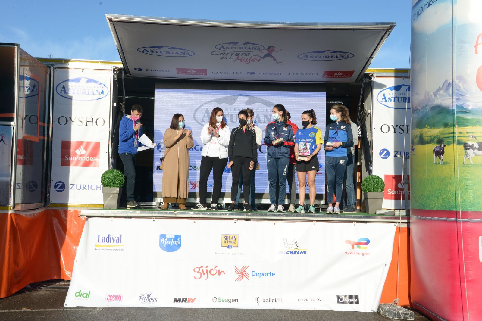 Las mejores fotos de la Carrera de la Mujer Central Lechera Asturiana Gijón 2021 (CEREMONIAS DE PREMIACIÓN / GALERÍA 1)