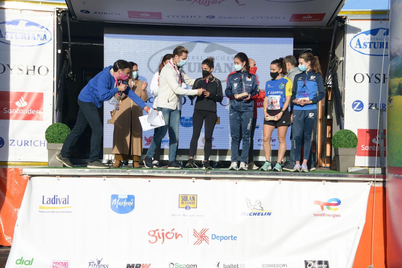 Las mejores fotos de la Carrera de la Mujer Central Lechera Asturiana Gijón 2021 (CEREMONIAS DE PREMIACIÓN / GALERÍA 1)