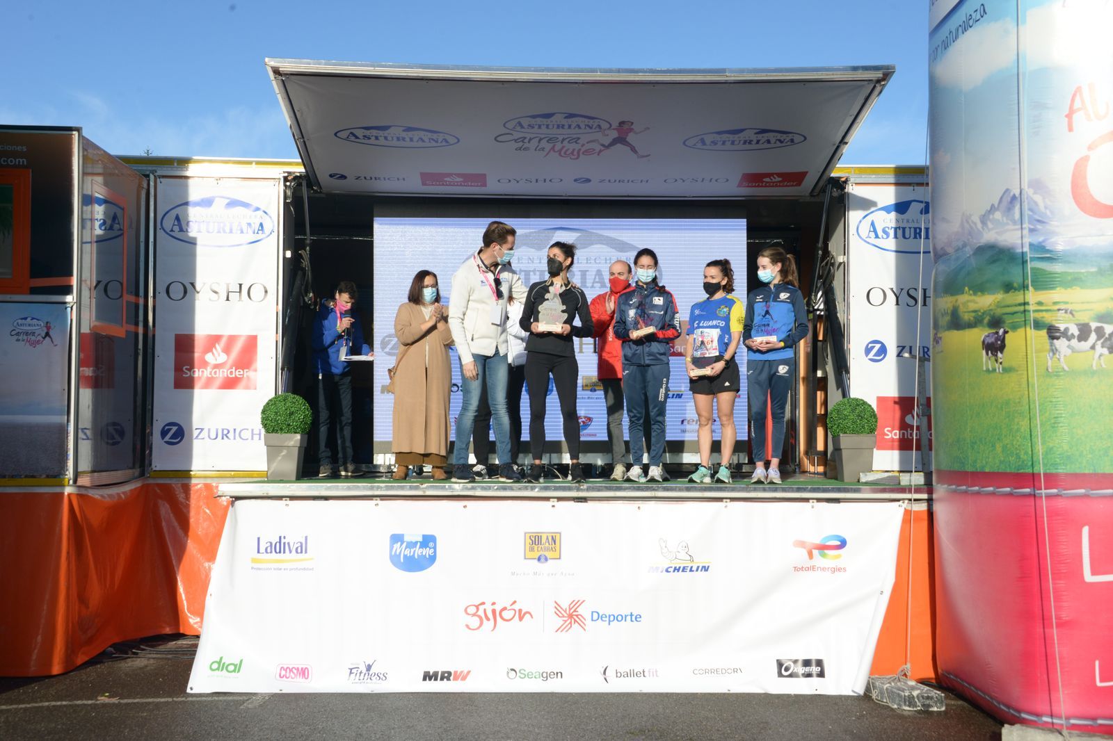 Las mejores fotos de la Carrera de la Mujer Central Lechera Asturiana Gijón 2021 (CEREMONIAS DE PREMIACIÓN / GALERÍA 1)
