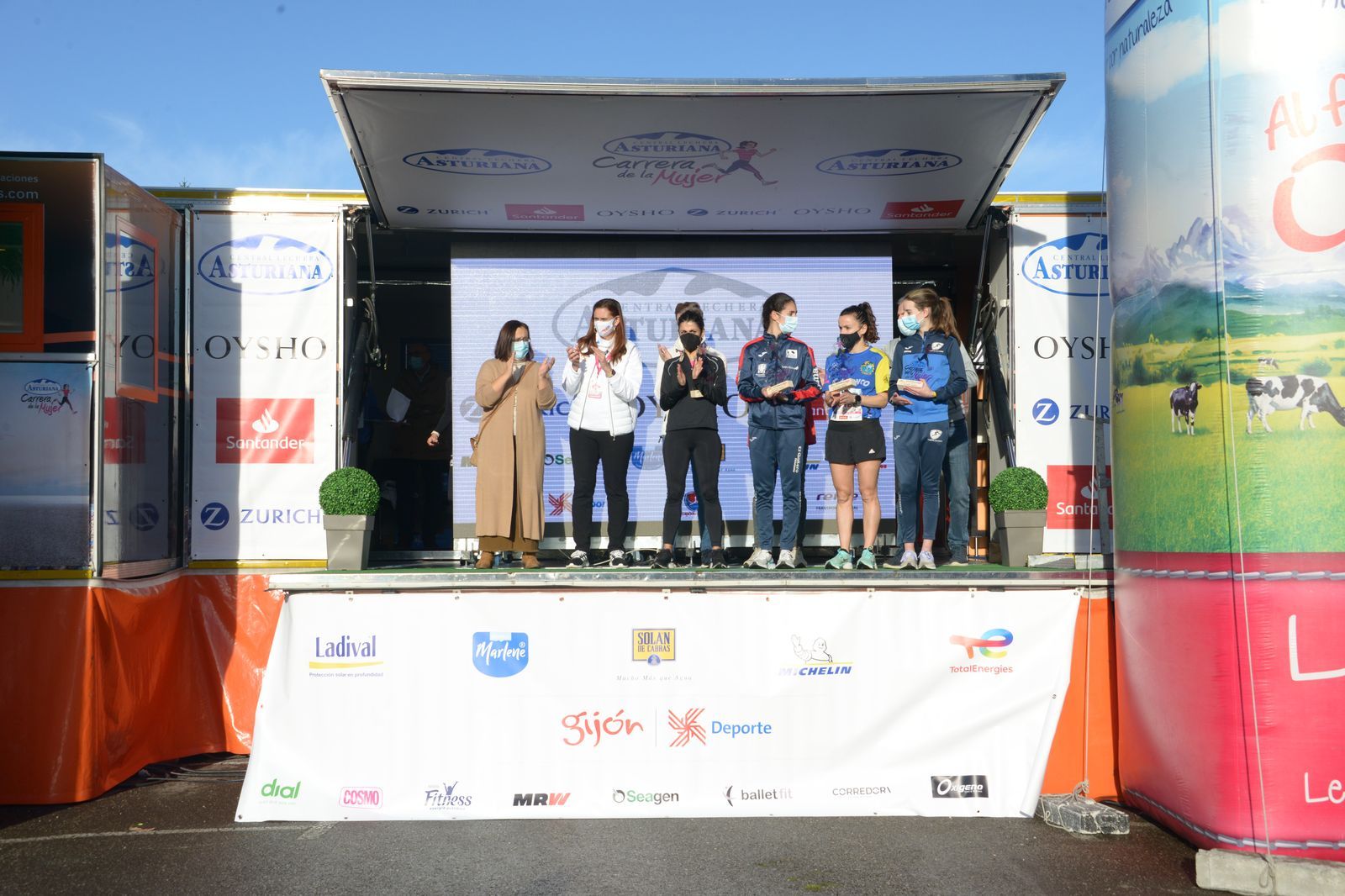 Las mejores fotos de la Carrera de la Mujer Central Lechera Asturiana Gijón 2021 (CEREMONIAS DE PREMIACIÓN / GALERÍA 1)
