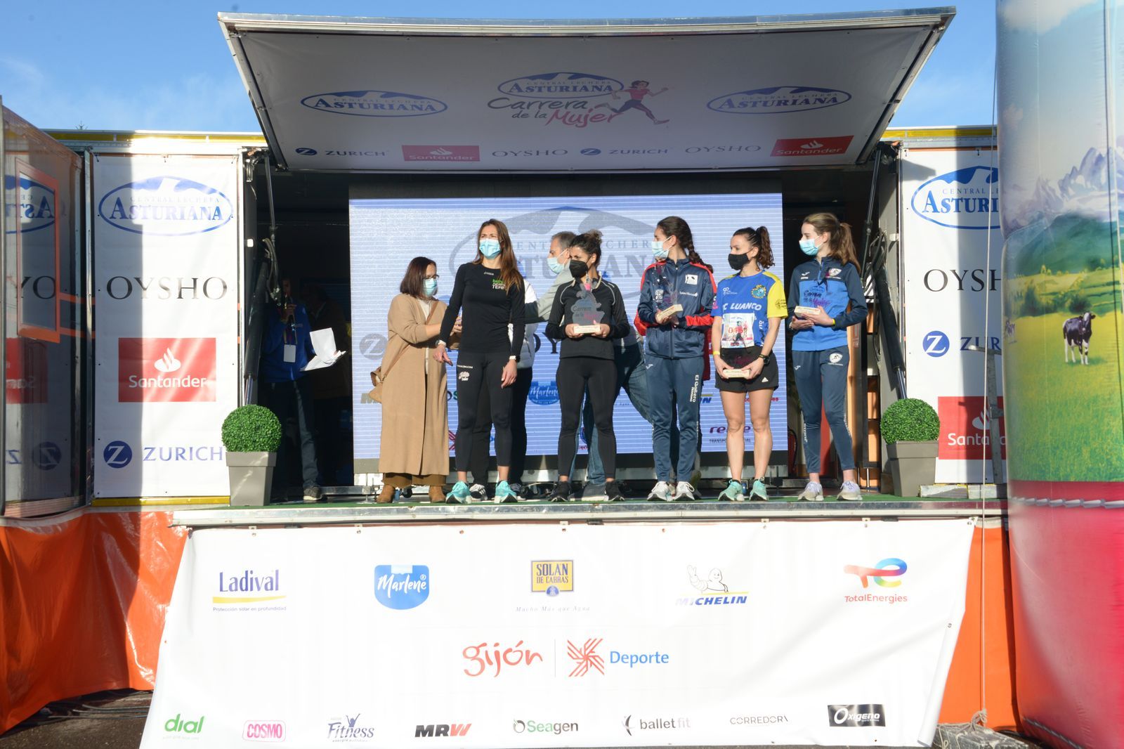 Las mejores fotos de la Carrera de la Mujer Central Lechera Asturiana Gijón 2021 (CEREMONIAS DE PREMIACIÓN / GALERÍA 1)