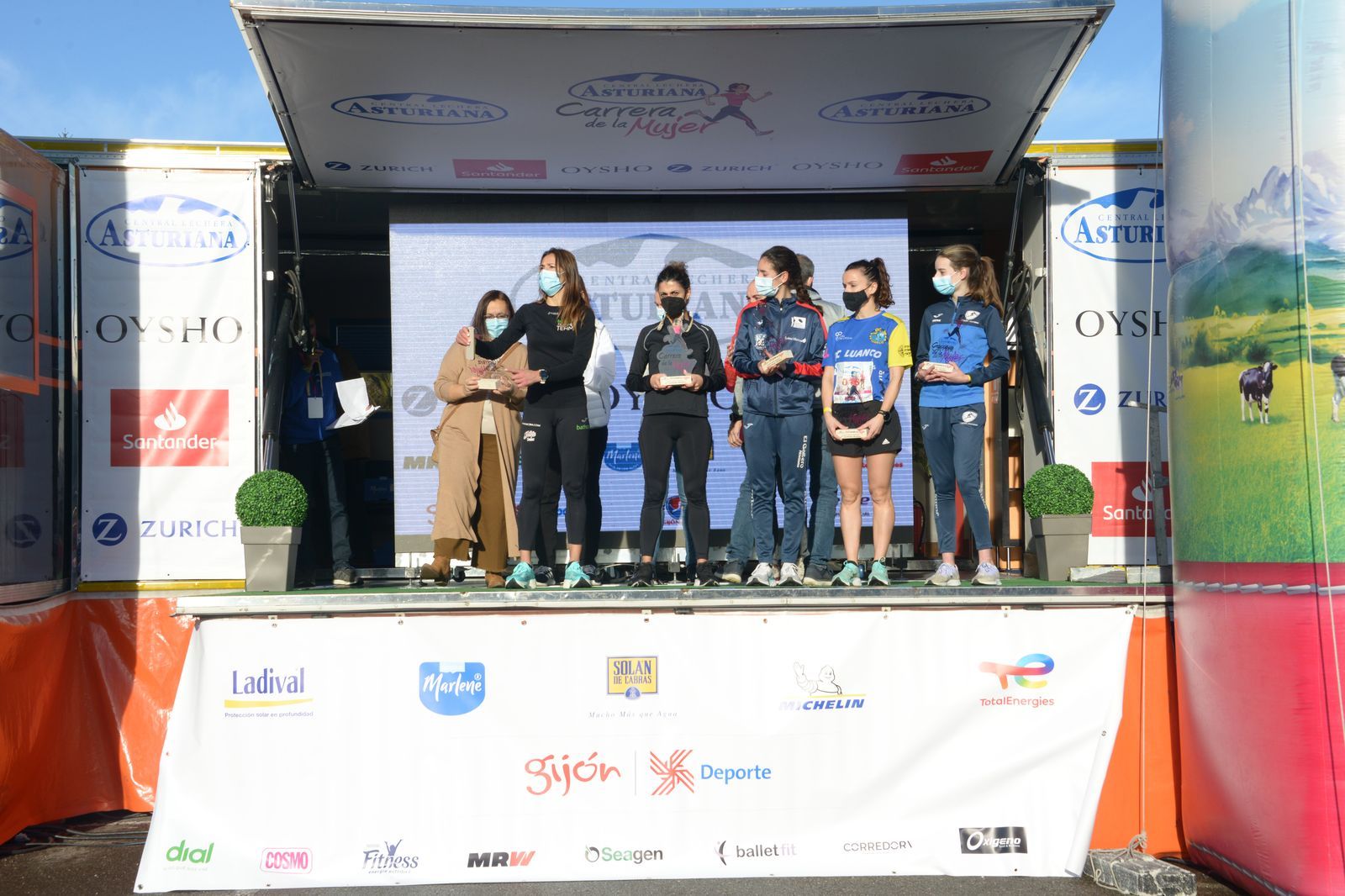 Las mejores fotos de la Carrera de la Mujer Central Lechera Asturiana Gijón 2021 (CEREMONIAS DE PREMIACIÓN / GALERÍA 1)