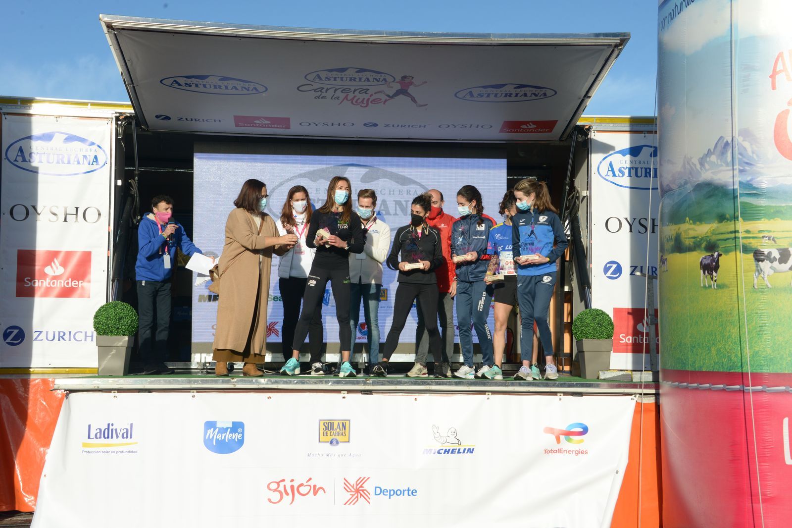 Las mejores fotos de la Carrera de la Mujer Central Lechera Asturiana Gijón 2021 (CEREMONIAS DE PREMIACIÓN / GALERÍA 1)