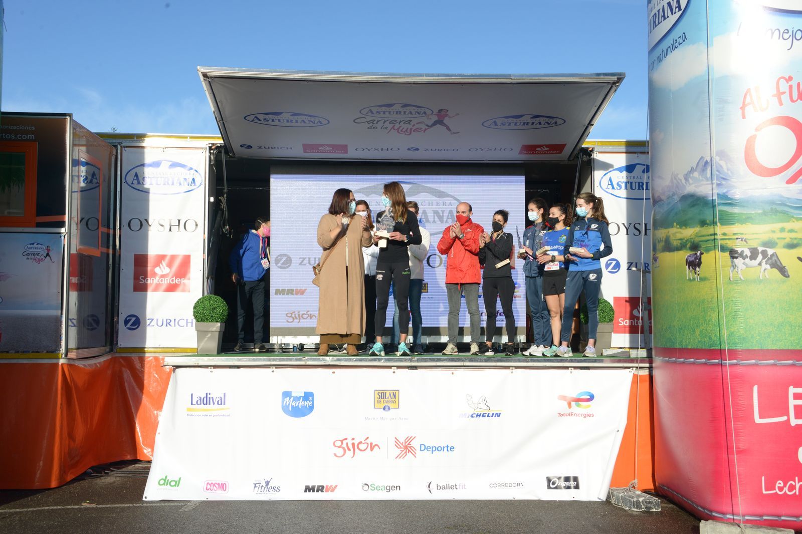 Las mejores fotos de la Carrera de la Mujer Central Lechera Asturiana Gijón 2021 (CEREMONIAS DE PREMIACIÓN / GALERÍA 1)