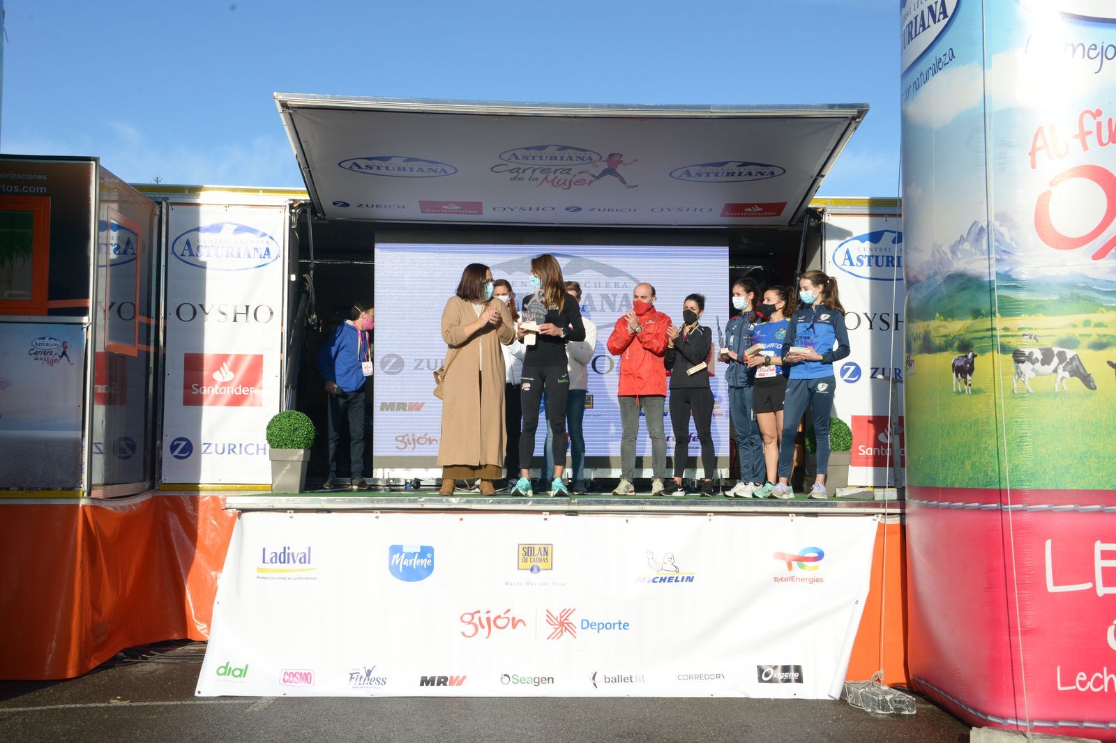 Las mejores fotos de la Carrera de la Mujer Central Lechera Asturiana Gijón 2021 (CEREMONIAS DE PREMIACIÓN / GALERÍA 1)