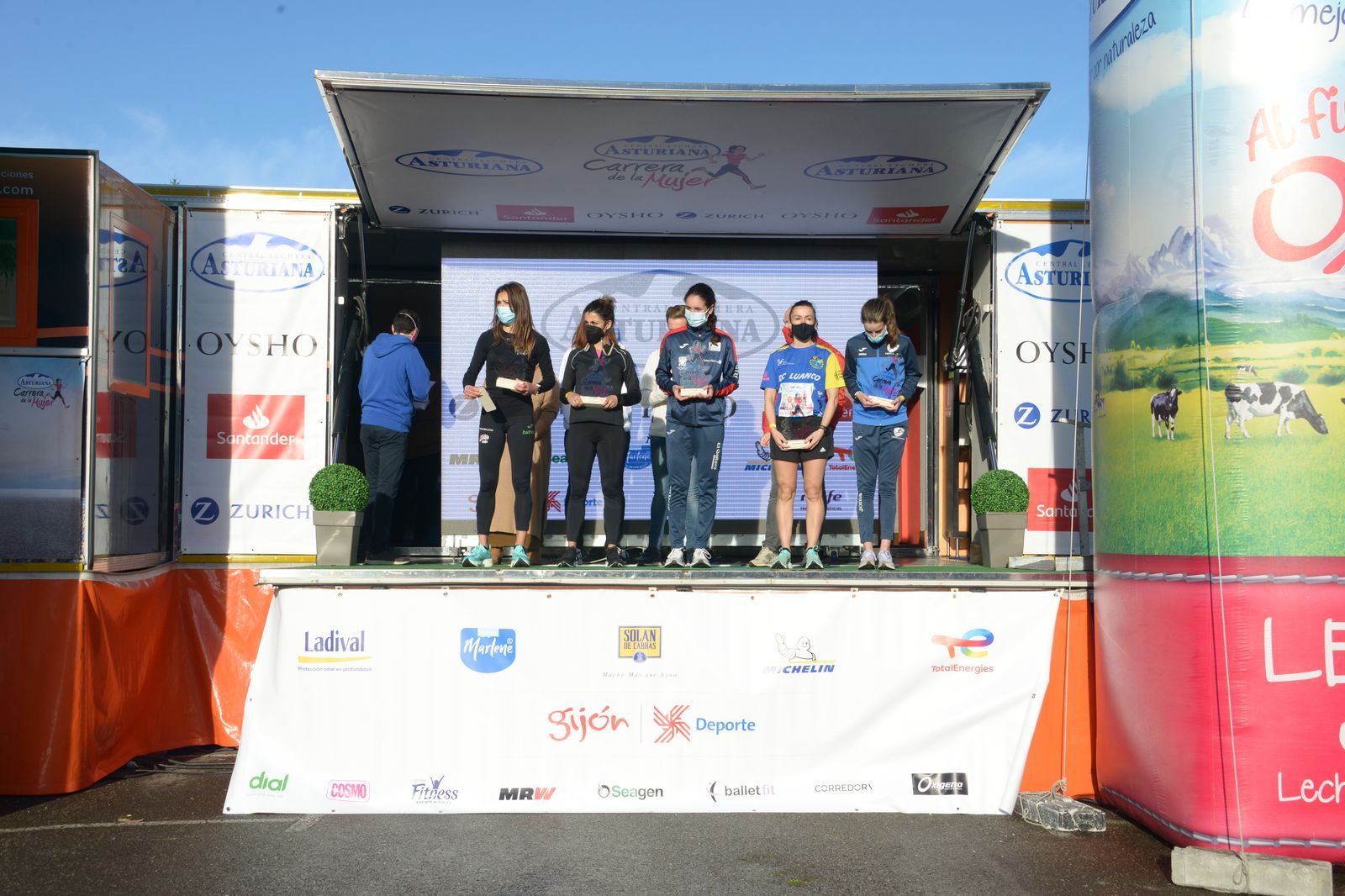 Las mejores fotos de la Carrera de la Mujer Central Lechera Asturiana Gijón 2021 (CEREMONIAS DE PREMIACIÓN / GALERÍA 1)
