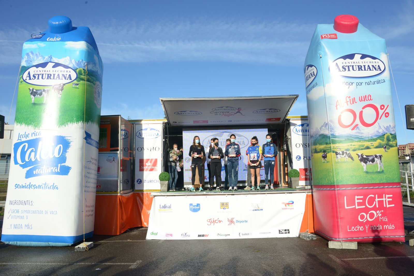 Las mejores fotos de la Carrera de la Mujer Central Lechera Asturiana Gijón 2021 (CEREMONIAS DE PREMIACIÓN / GALERÍA 1)