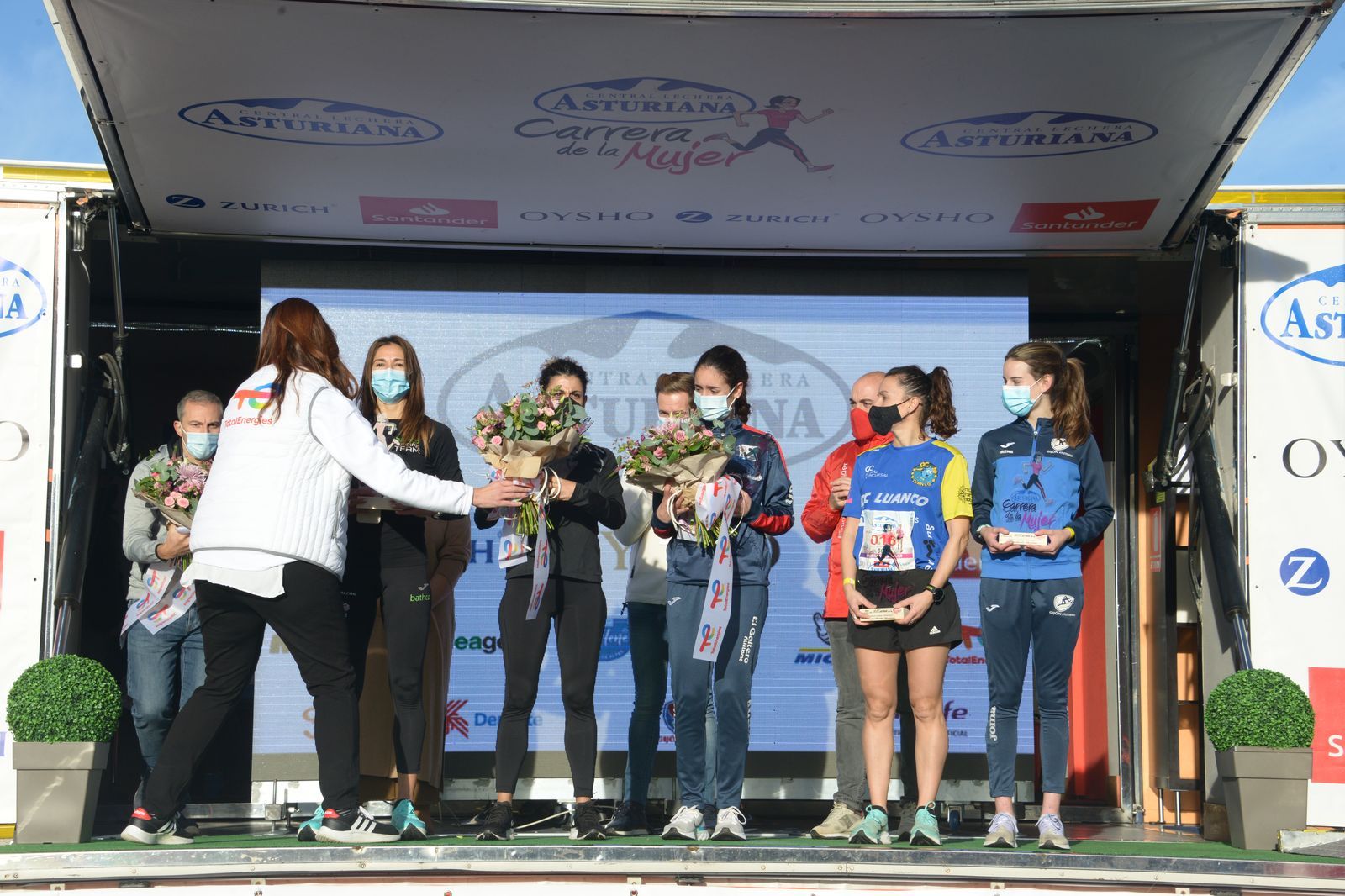 Las mejores fotos de la Carrera de la Mujer Central Lechera Asturiana Gijón 2021 (CEREMONIAS DE PREMIACIÓN / GALERÍA 1)