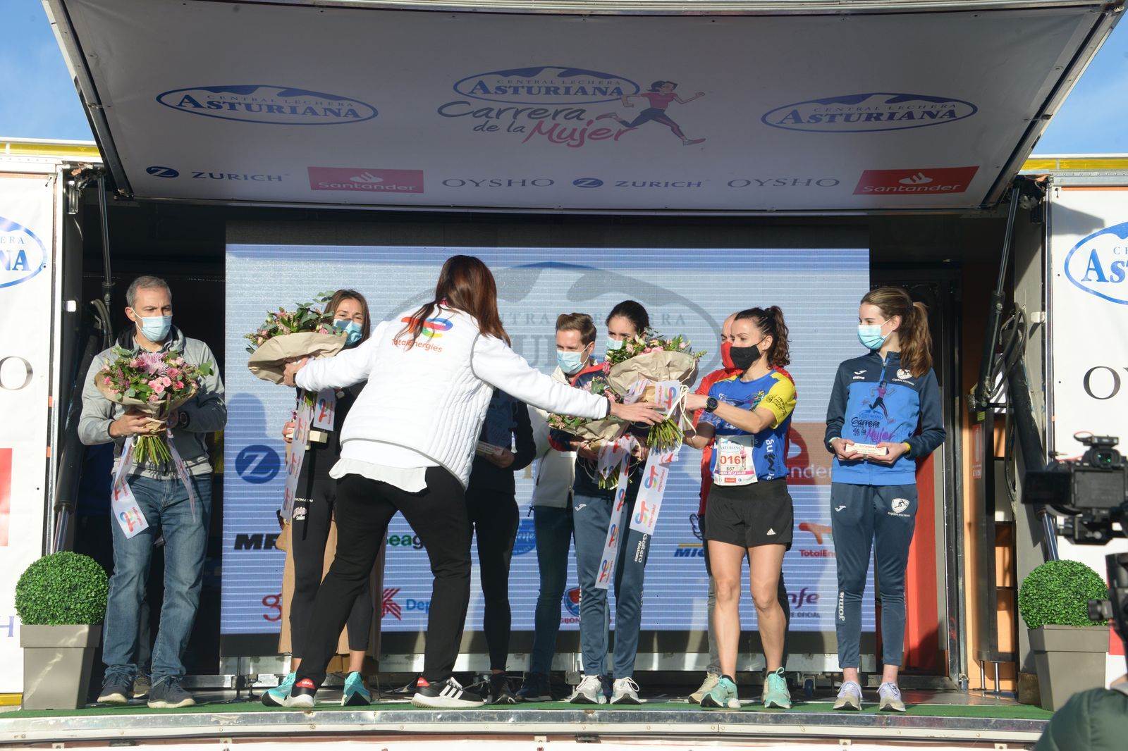 Las mejores fotos de la Carrera de la Mujer Central Lechera Asturiana Gijón 2021 (CEREMONIAS DE PREMIACIÓN / GALERÍA 1)