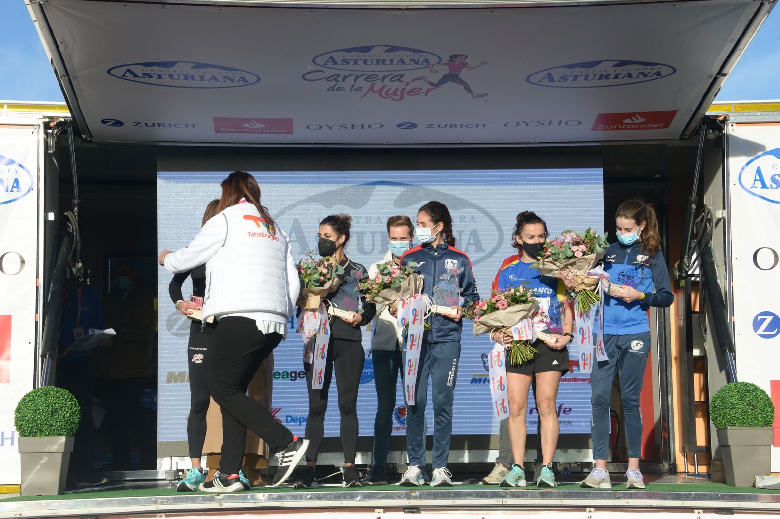 Las mejores fotos de la Carrera de la Mujer Central Lechera Asturiana Gijón 2021 (CEREMONIAS DE PREMIACIÓN / GALERÍA 1)