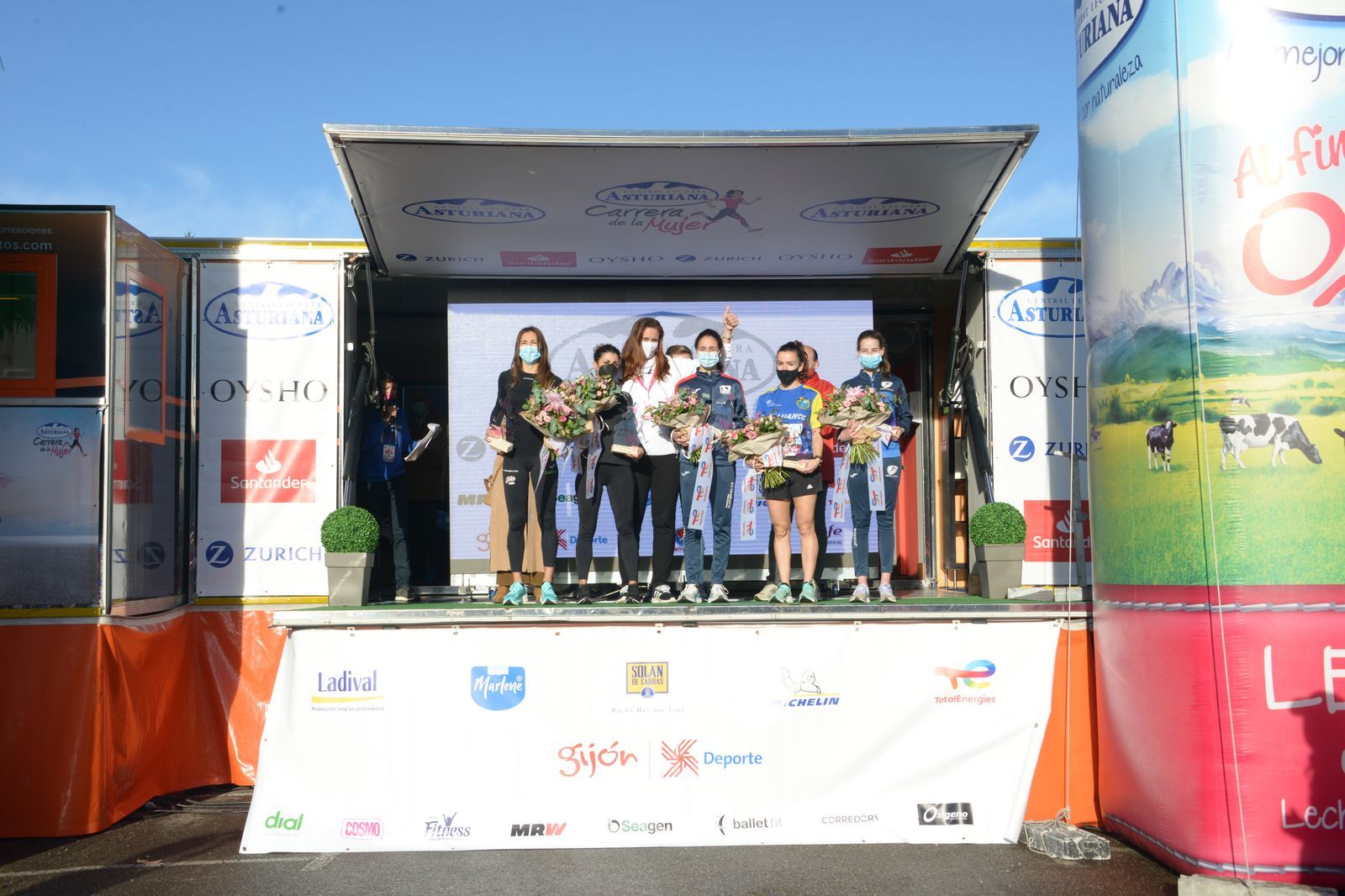 Las mejores fotos de la Carrera de la Mujer Central Lechera Asturiana Gijón 2021 (CEREMONIAS DE PREMIACIÓN / GALERÍA 1)