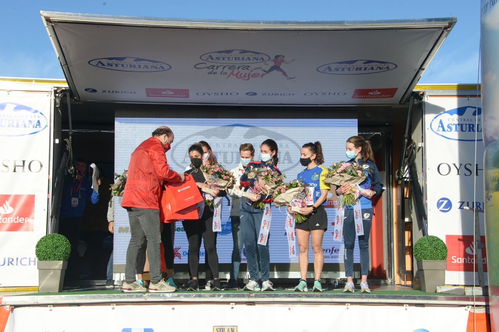 Las mejores fotos de la Carrera de la Mujer Central Lechera Asturiana Gijón 2021 (CEREMONIAS DE PREMIACIÓN / GALERÍA 1)