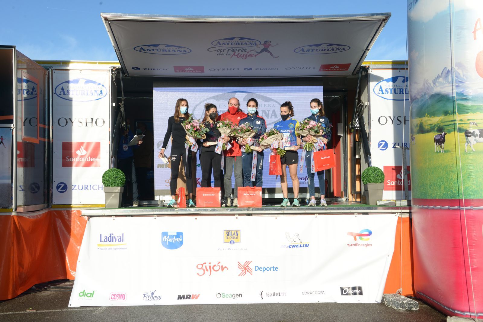 Las mejores fotos de la Carrera de la Mujer Central Lechera Asturiana Gijón 2021 (CEREMONIAS DE PREMIACIÓN / GALERÍA 1)