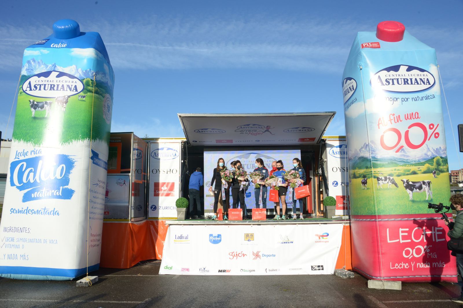 Las mejores fotos de la Carrera de la Mujer Central Lechera Asturiana Gijón 2021 (CEREMONIAS DE PREMIACIÓN / GALERÍA 1)