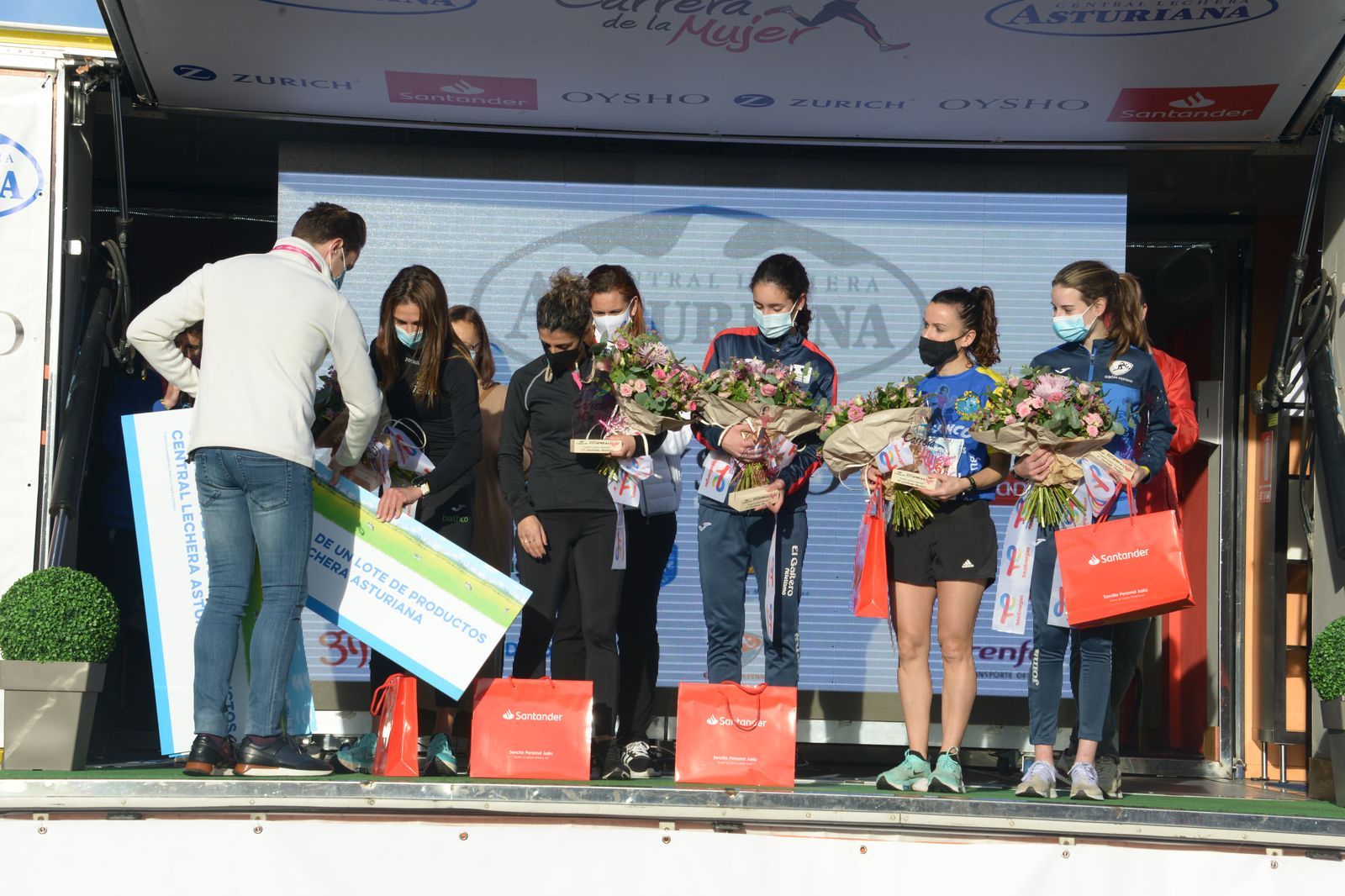 Las mejores fotos de la Carrera de la Mujer Central Lechera Asturiana Gijón 2021 (CEREMONIAS DE PREMIACIÓN / GALERÍA 1)