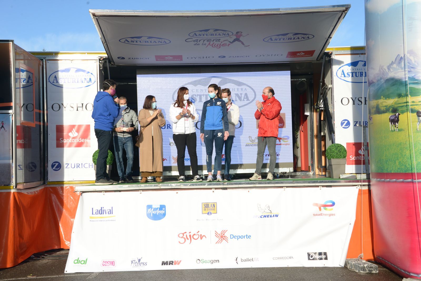 Las mejores fotos de la Carrera de la Mujer Central Lechera Asturiana Gijón 2021 (CEREMONIAS DE PREMIACIÓN / GALERÍA 1)