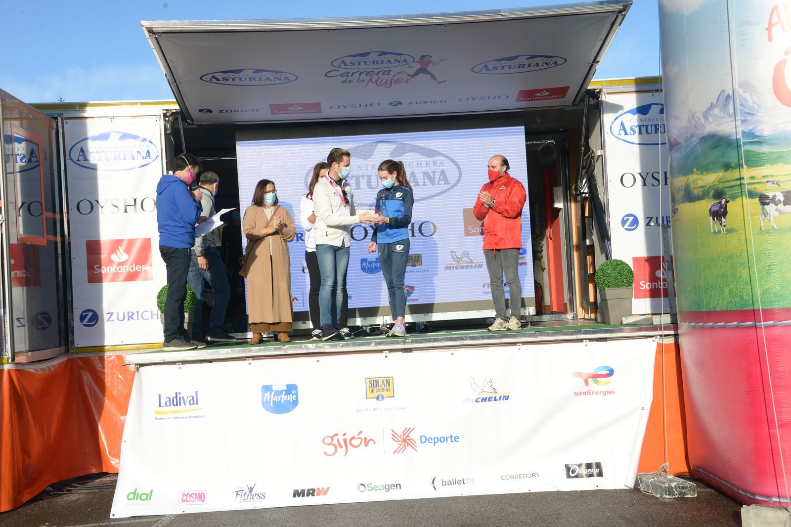 Las mejores fotos de la Carrera de la Mujer Central Lechera Asturiana Gijón 2021 (CEREMONIAS DE PREMIACIÓN / GALERÍA 1)
