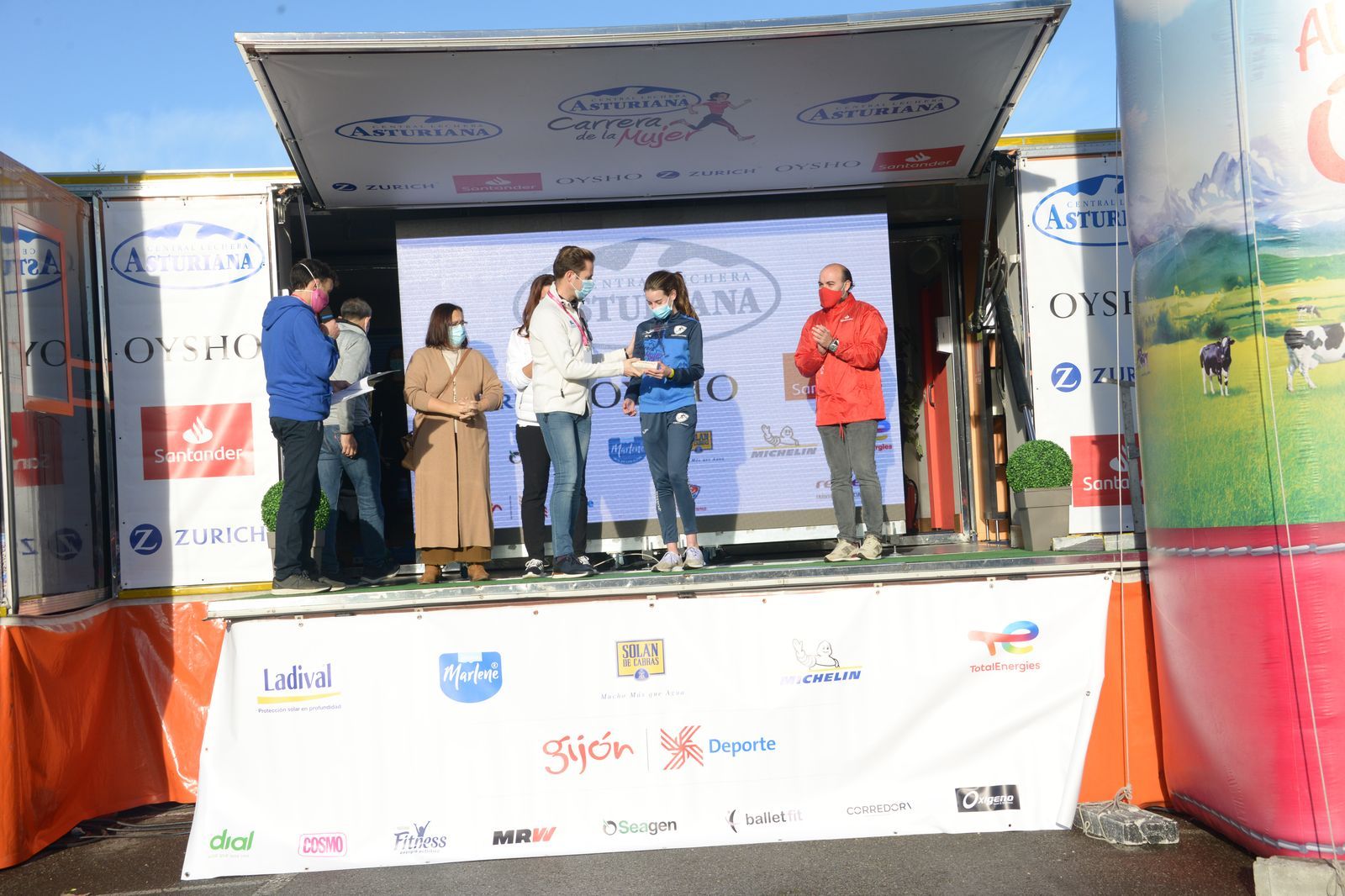 Las mejores fotos de la Carrera de la Mujer Central Lechera Asturiana Gijón 2021 (CEREMONIAS DE PREMIACIÓN / GALERÍA 1)