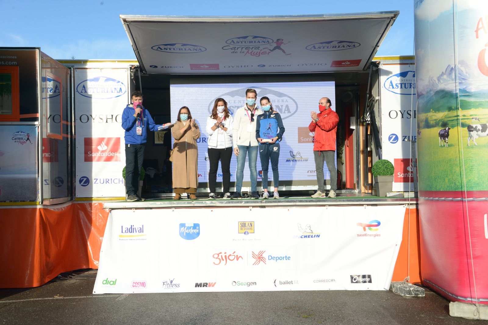 Las mejores fotos de la Carrera de la Mujer Central Lechera Asturiana Gijón 2021 (CEREMONIAS DE PREMIACIÓN / GALERÍA 1)