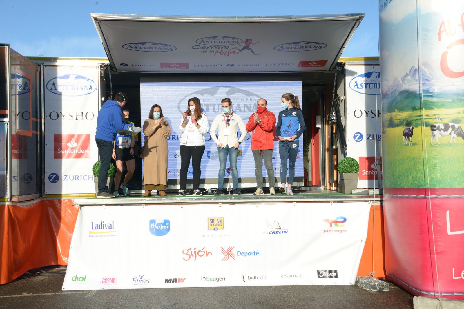 Las mejores fotos de la Carrera de la Mujer Central Lechera Asturiana Gijón 2021 (CEREMONIAS DE PREMIACIÓN / GALERÍA 1)