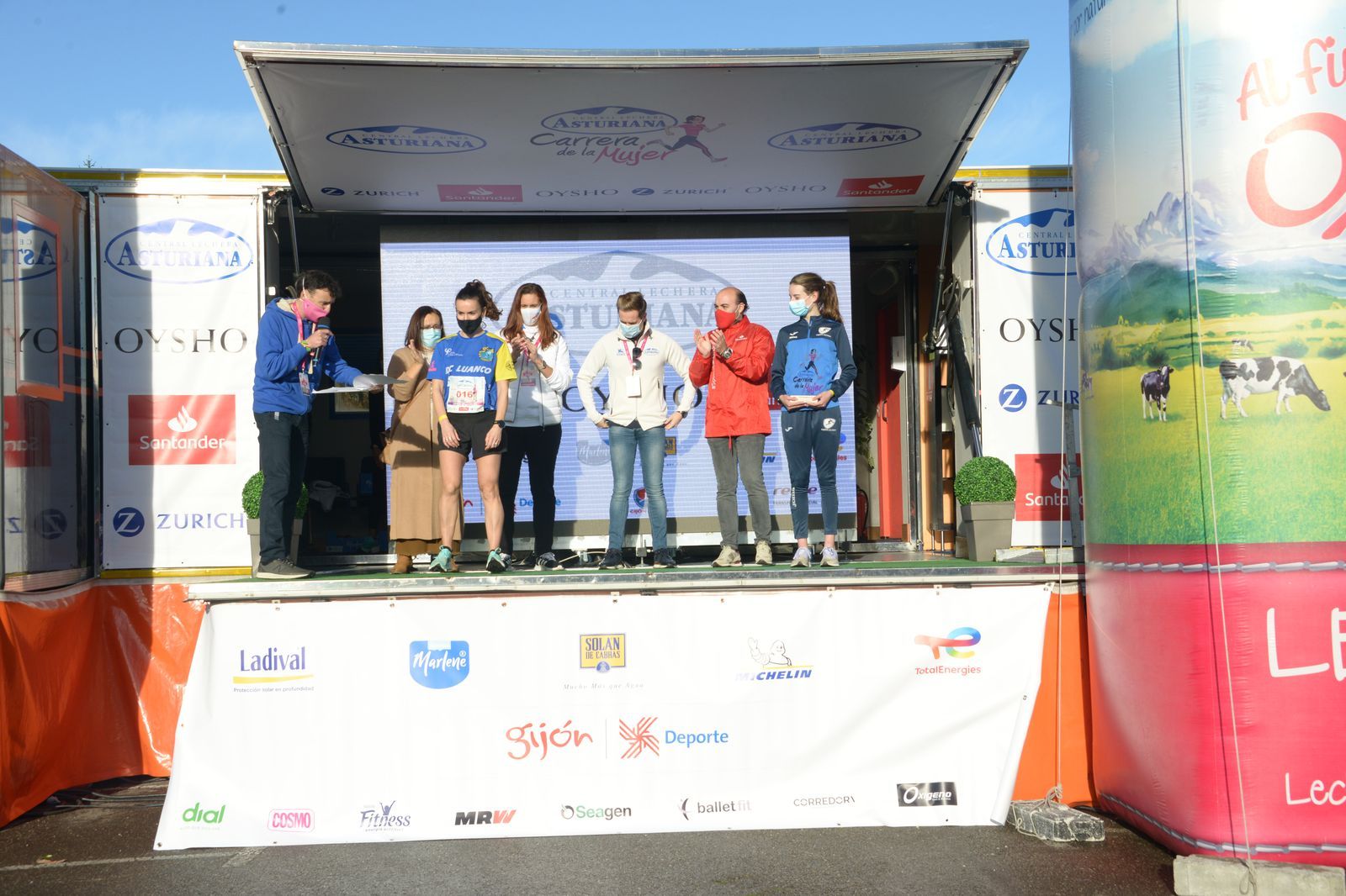 Las mejores fotos de la Carrera de la Mujer Central Lechera Asturiana Gijón 2021 (CEREMONIAS DE PREMIACIÓN / GALERÍA 1)