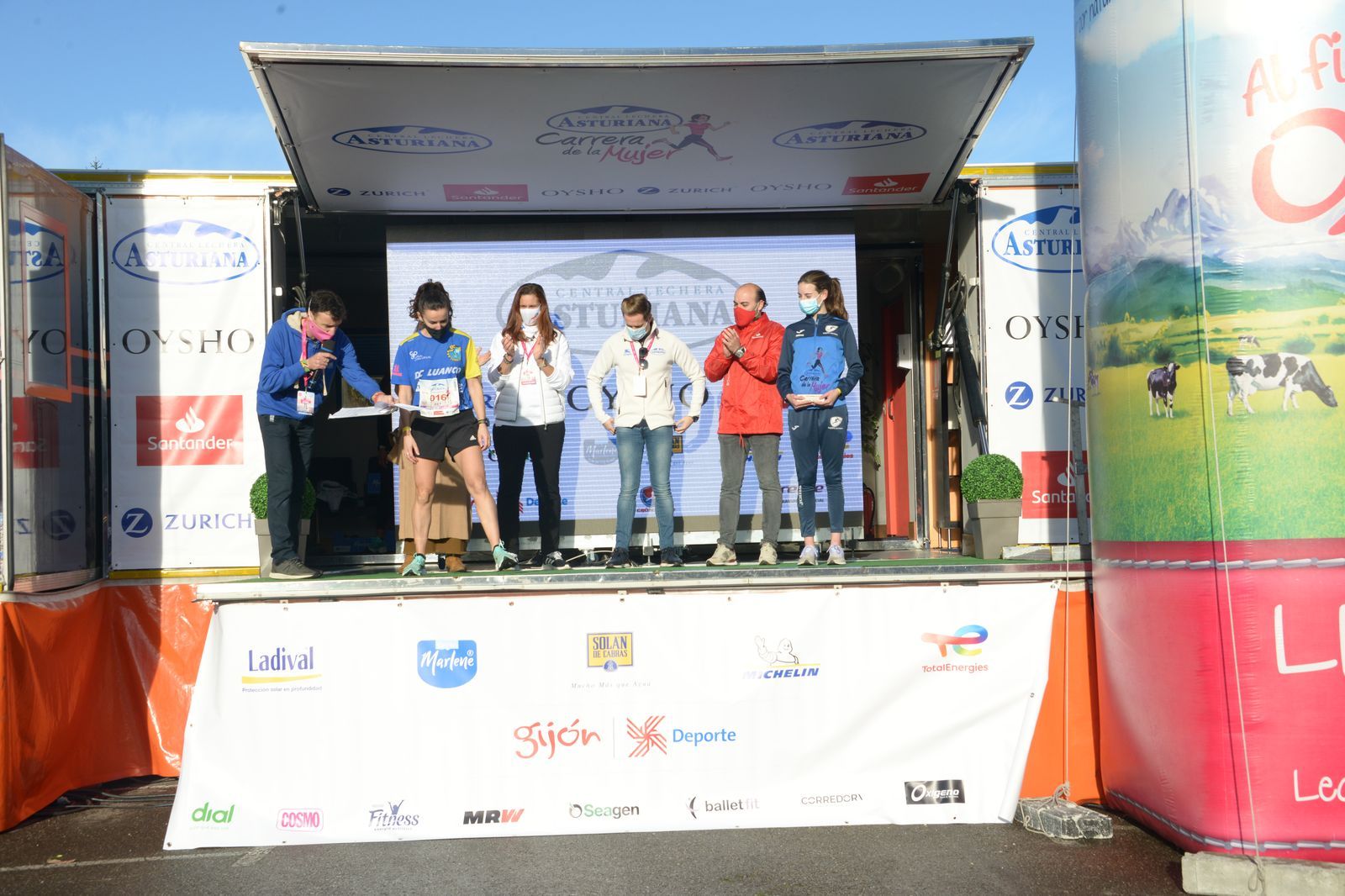 Las mejores fotos de la Carrera de la Mujer Central Lechera Asturiana Gijón 2021 (CEREMONIAS DE PREMIACIÓN / GALERÍA 1)