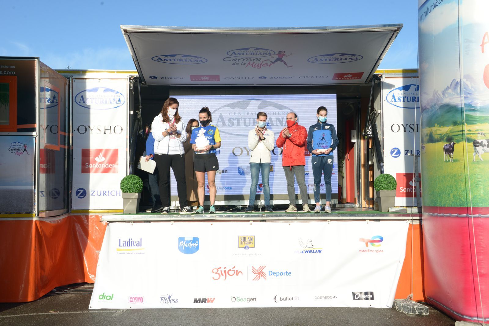Las mejores fotos de la Carrera de la Mujer Central Lechera Asturiana Gijón 2021 (CEREMONIAS DE PREMIACIÓN / GALERÍA 1)