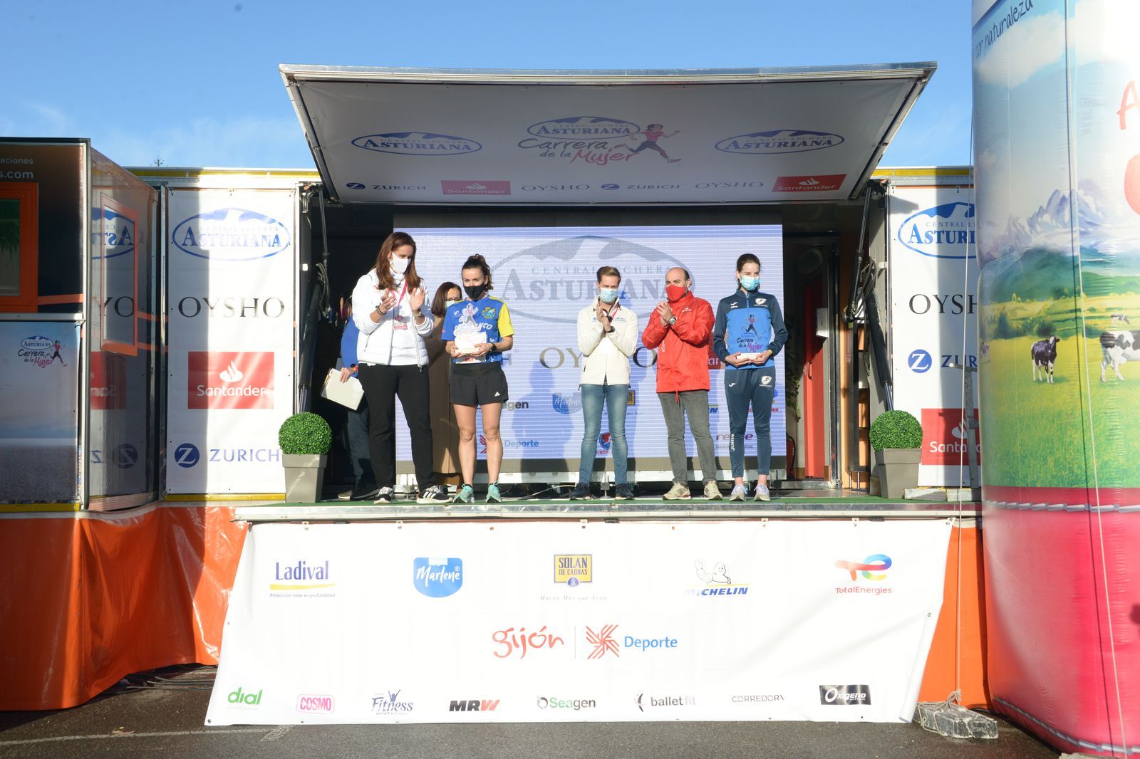 Las mejores fotos de la Carrera de la Mujer Central Lechera Asturiana Gijón 2021 (CEREMONIAS DE PREMIACIÓN / GALERÍA 1)