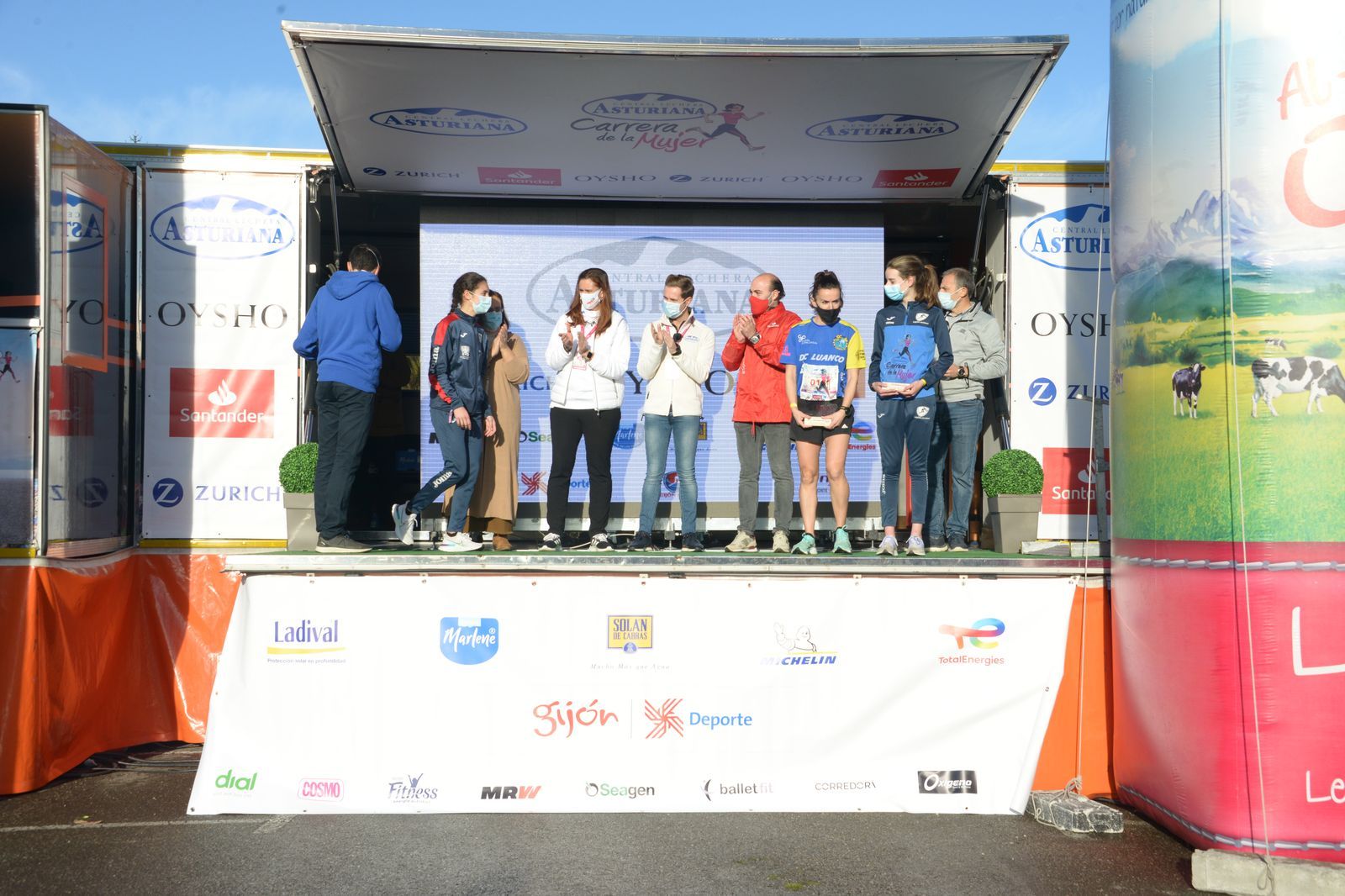 Las mejores fotos de la Carrera de la Mujer Central Lechera Asturiana Gijón 2021 (CEREMONIAS DE PREMIACIÓN / GALERÍA 1)