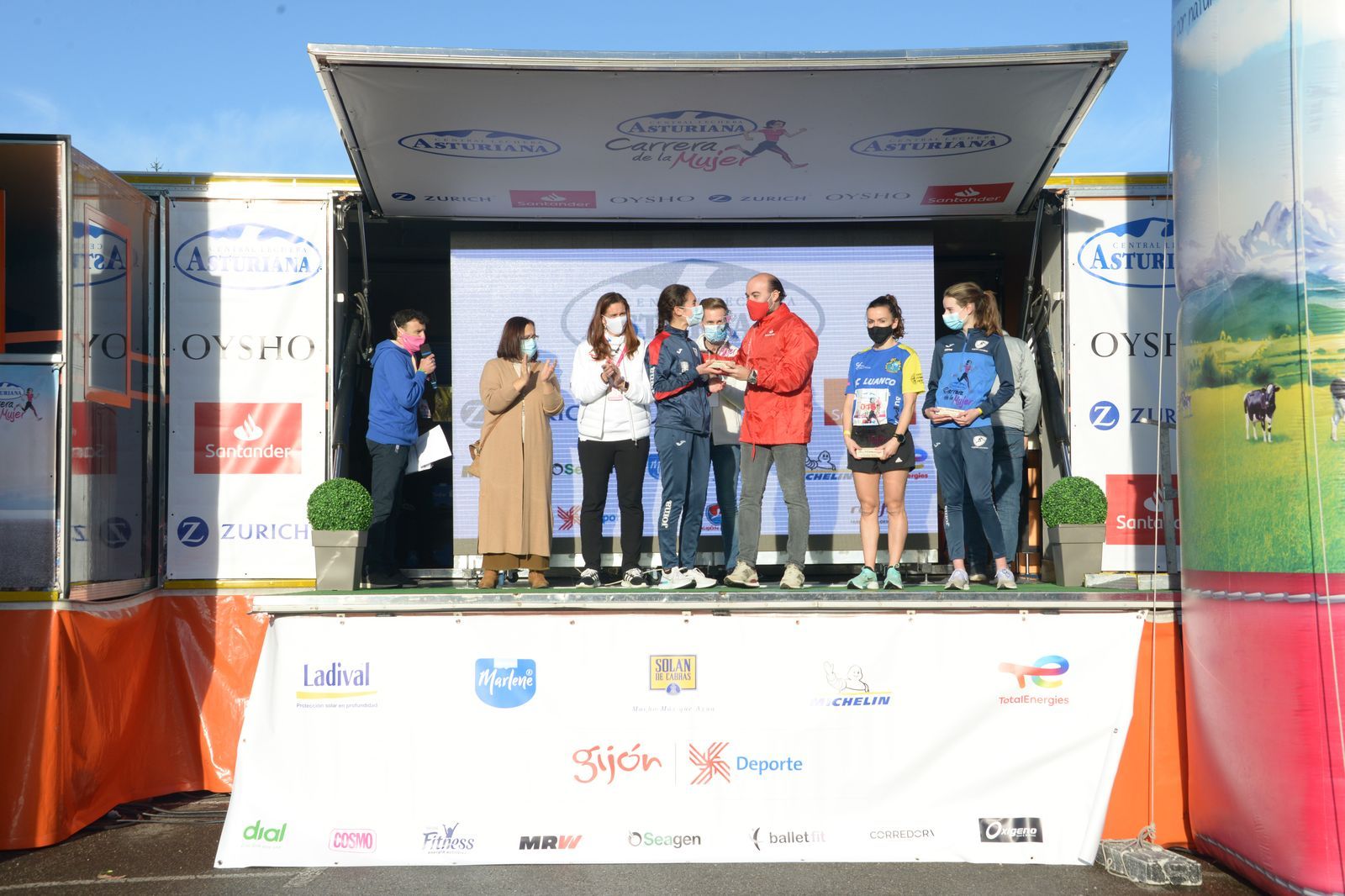 Las mejores fotos de la Carrera de la Mujer Central Lechera Asturiana Gijón 2021 (CEREMONIAS DE PREMIACIÓN / GALERÍA 1)