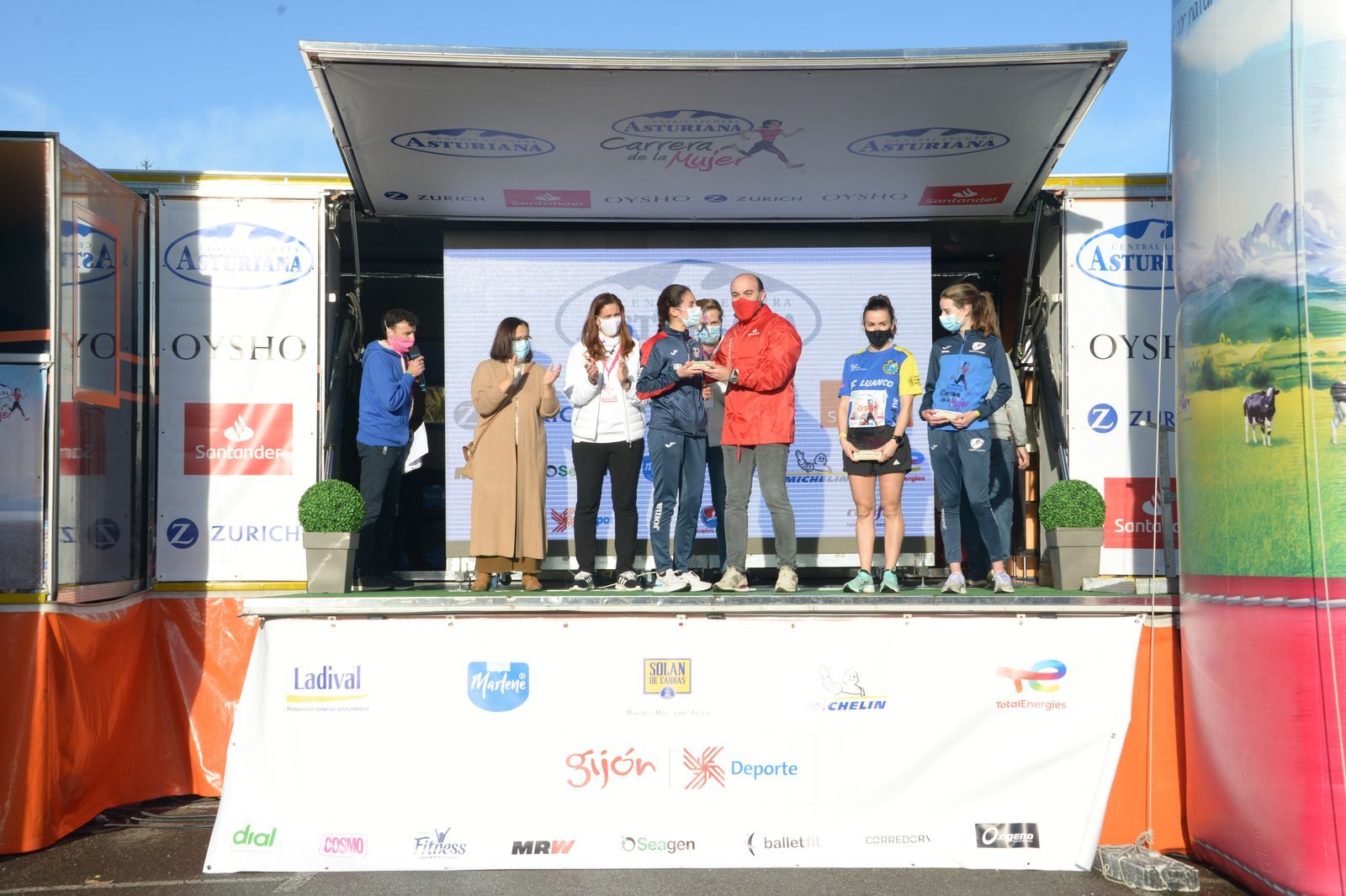 Las mejores fotos de la Carrera de la Mujer Central Lechera Asturiana Gijón 2021 (CEREMONIAS DE PREMIACIÓN / GALERÍA 1)