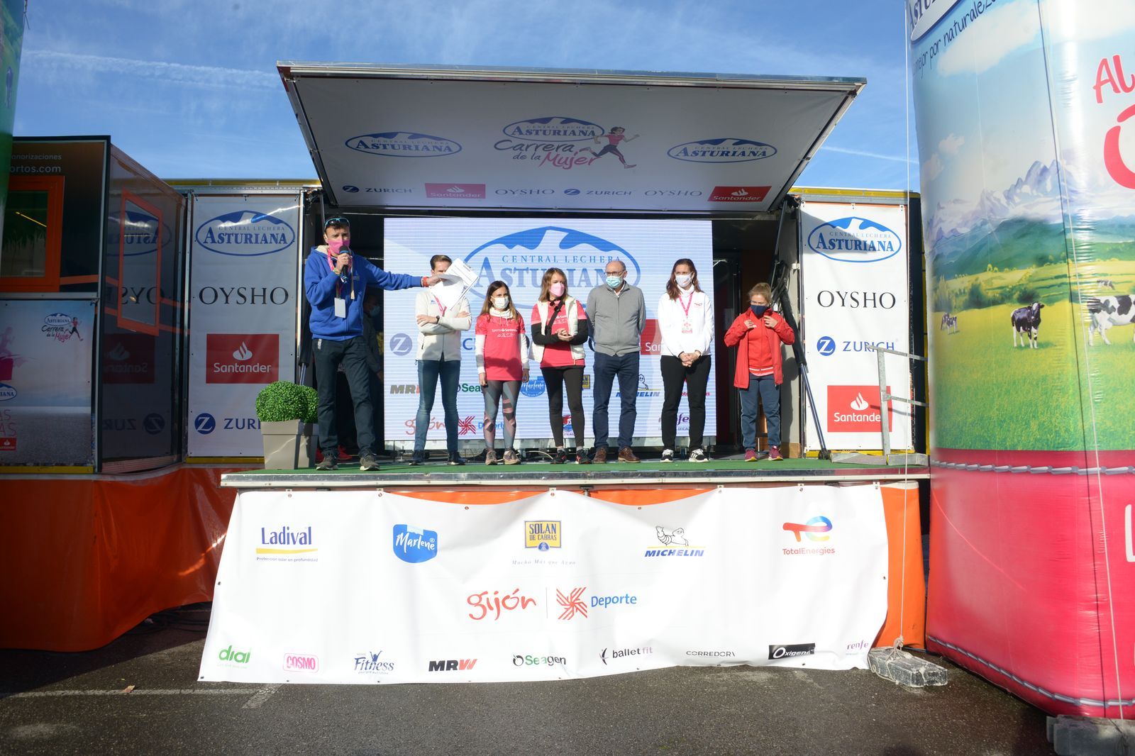 Las mejores fotos de la Carrera de la Mujer Central Lechera Asturiana Gijón 2021 (CEREMONIAS DE PREMIACIÓN / GALERÍA 3)
