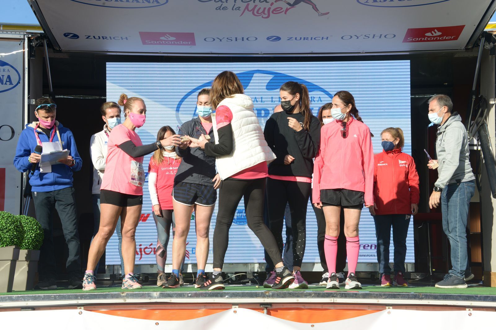 Las mejores fotos de la Carrera de la Mujer Central Lechera Asturiana Gijón 2021 (CEREMONIAS DE PREMIACIÓN / GALERÍA 4)