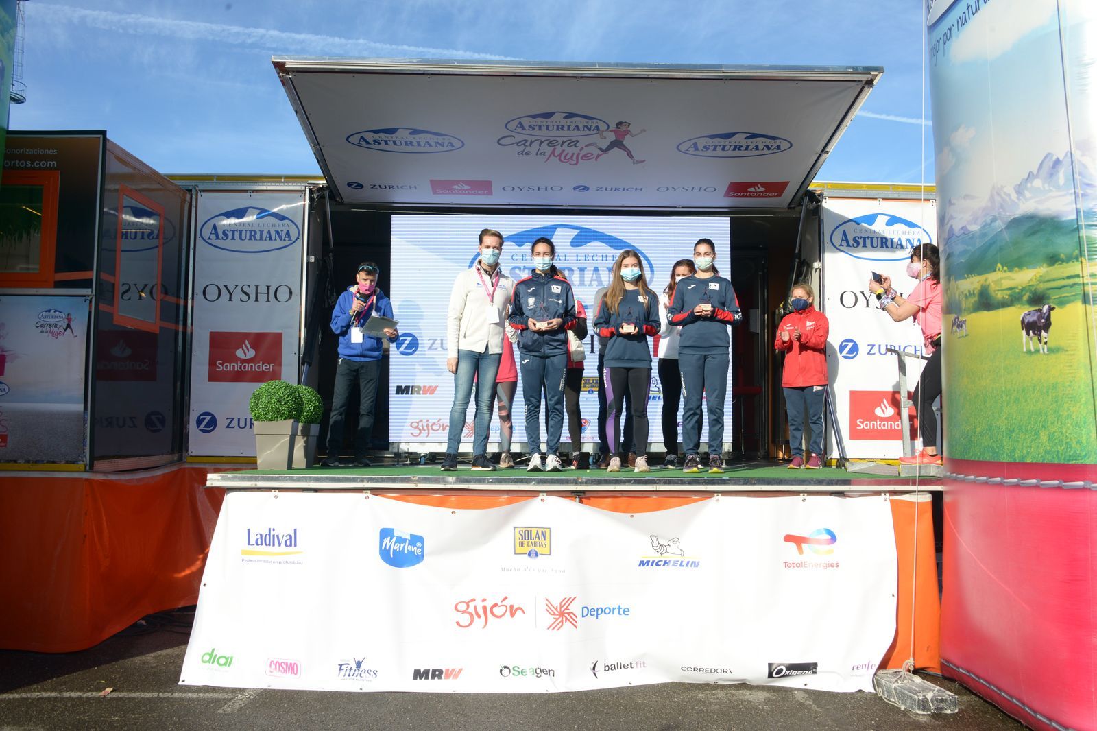 Las mejores fotos de la Carrera de la Mujer Central Lechera Asturiana Gijón 2021 (CEREMONIAS DE PREMIACIÓN / GALERÍA 4)