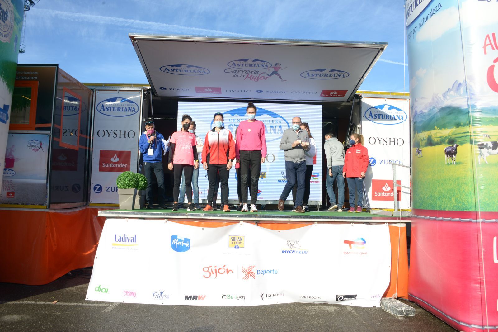 Las mejores fotos de la Carrera de la Mujer Central Lechera Asturiana Gijón 2021 (CEREMONIAS DE PREMIACIÓN / GALERÍA 4)