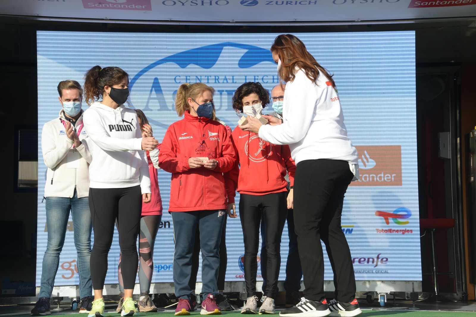 Las mejores fotos de la Carrera de la Mujer Central Lechera Asturiana Gijón 2021 (CEREMONIAS DE PREMIACIÓN / GALERÍA 4)